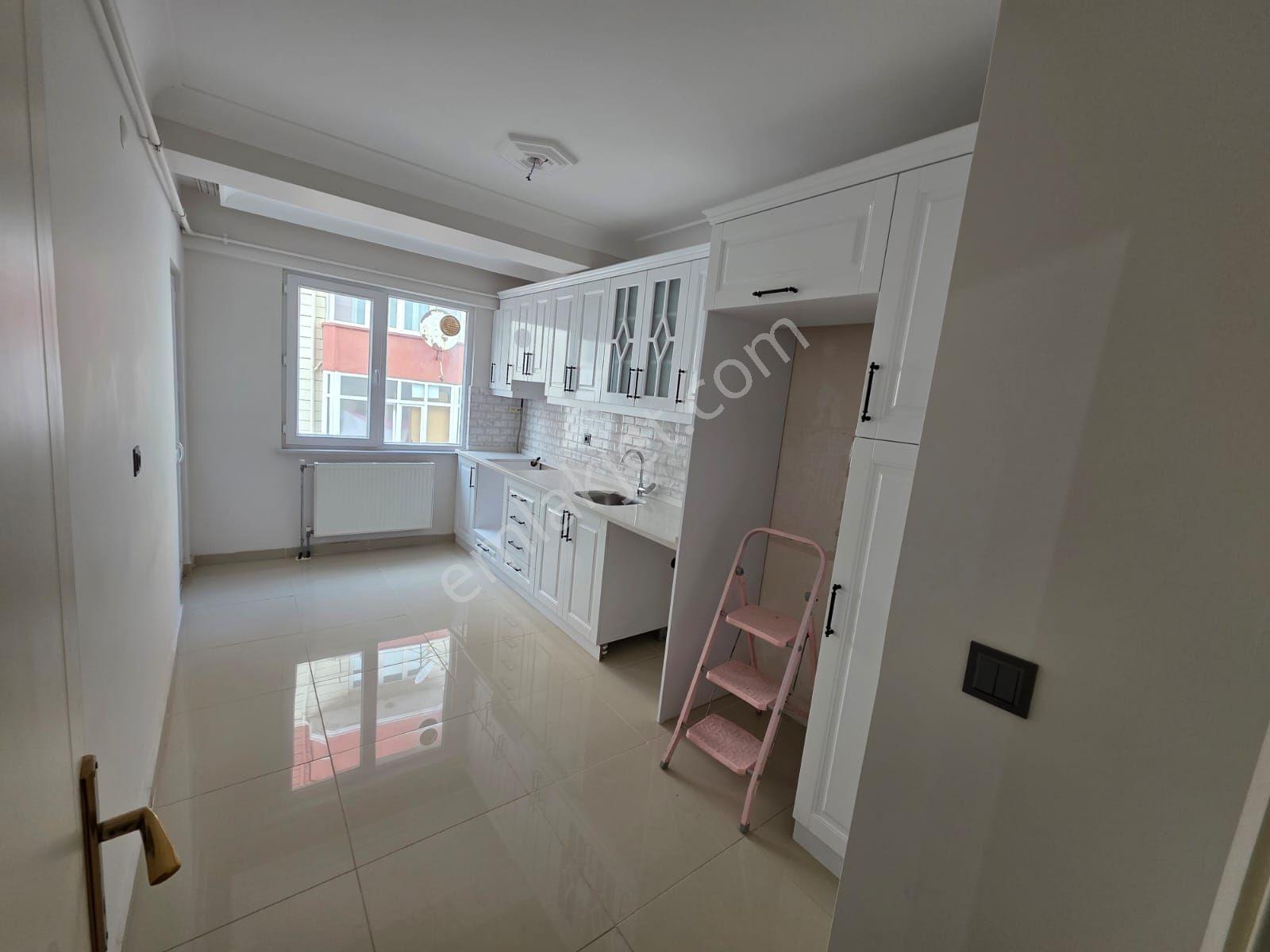 Muhittin Mahallesinde Geniş 3+1 Satılık Daire — fotoğraf 3