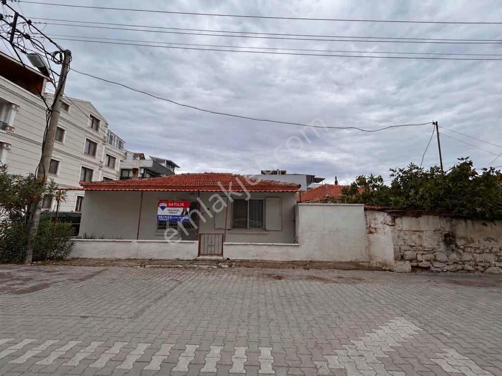 Çandarlı Merkezde, Denize 2 Dakika Mesafede, Bahçeli 2+1 Müstakil Ev
