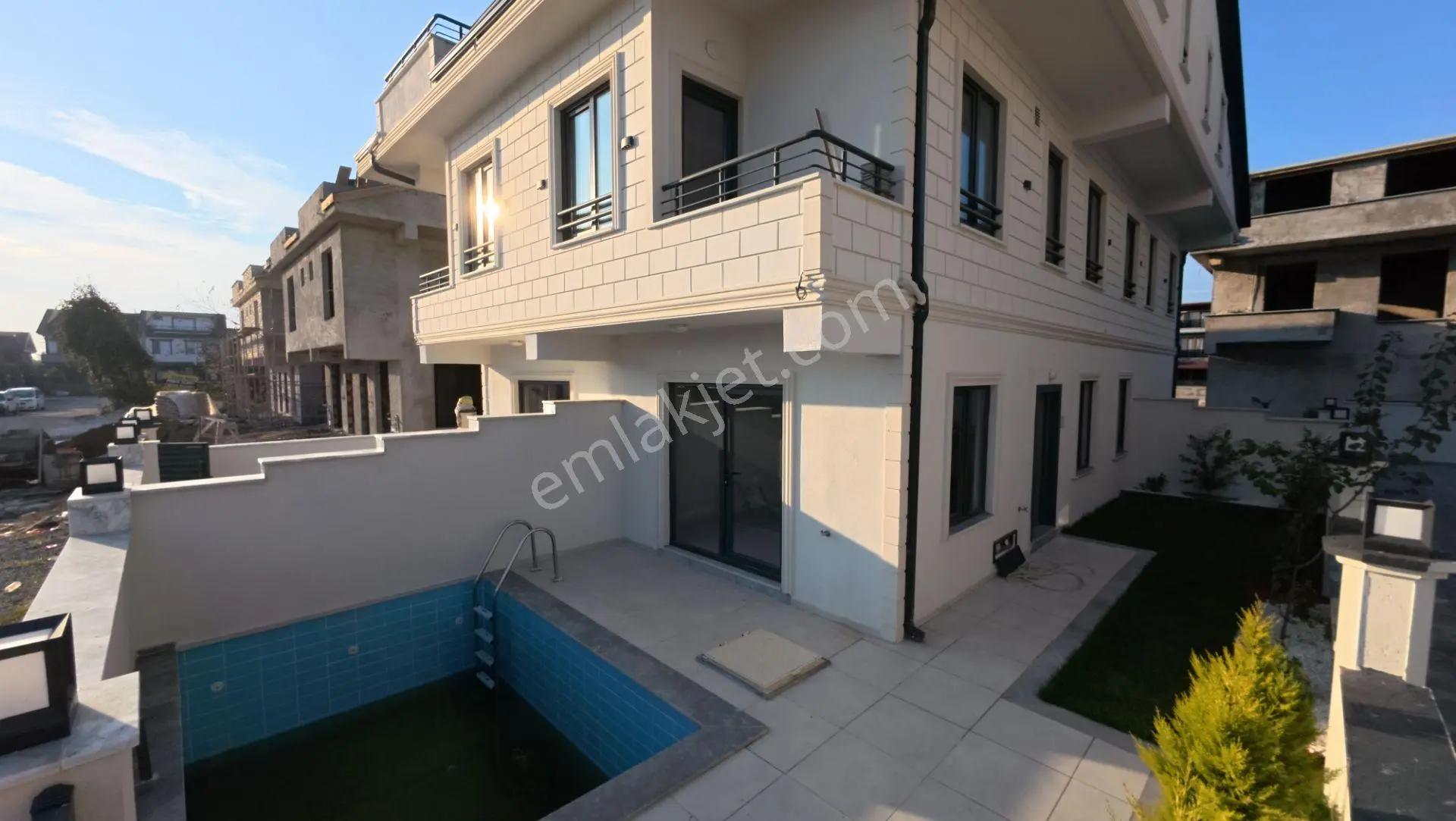 Sakarya Kocaali De Havuzlu Ayrı Mutfak Müstakil 4+1