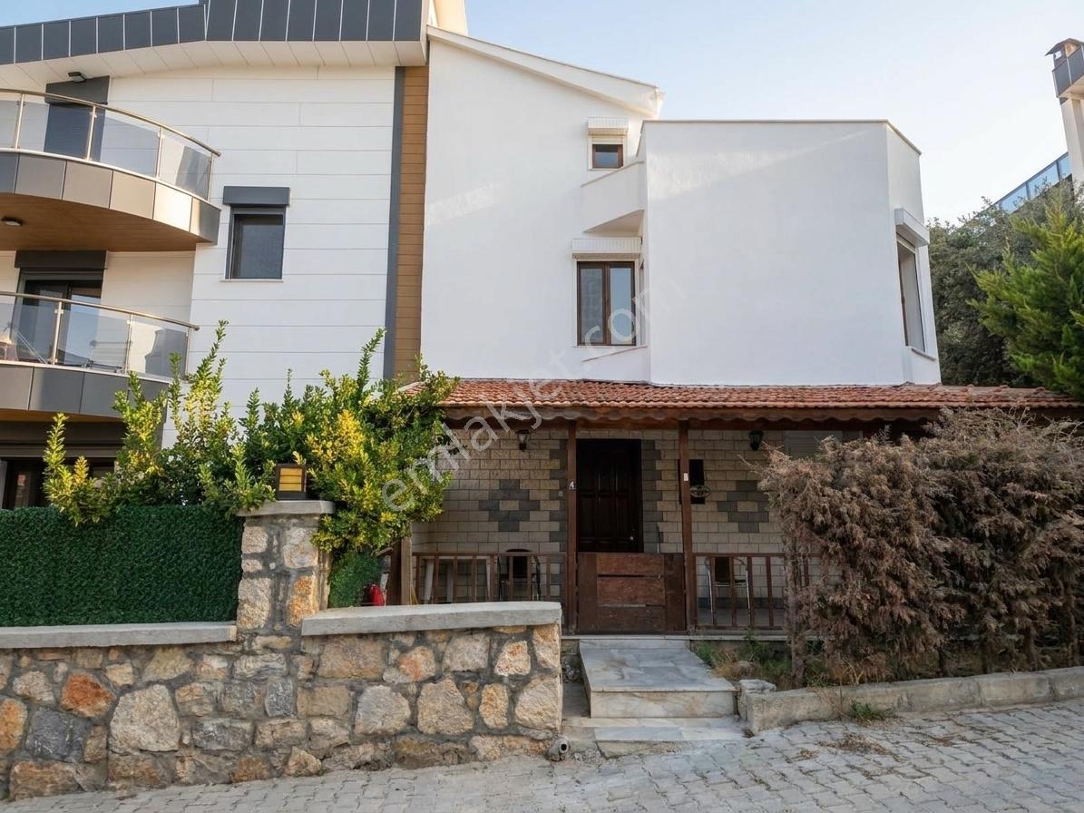 Çeşme Çiftlikköy Serakent Sitesinde Satılık Tripleks 3+1 Villa