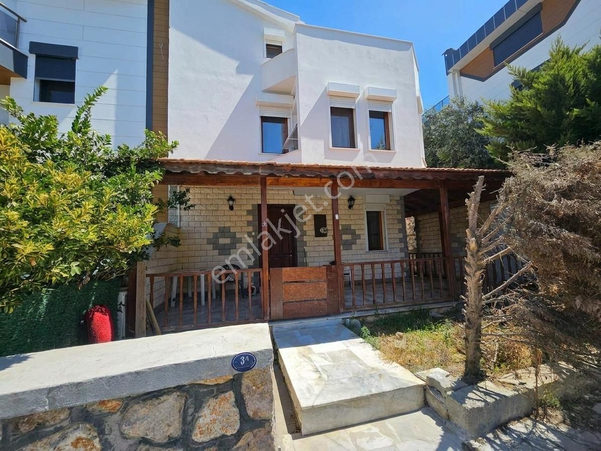 Çeşme Çiftlikköy Serakent Sitesinde Satılık Tripleks 3+1 Villa — fotoğraf 2