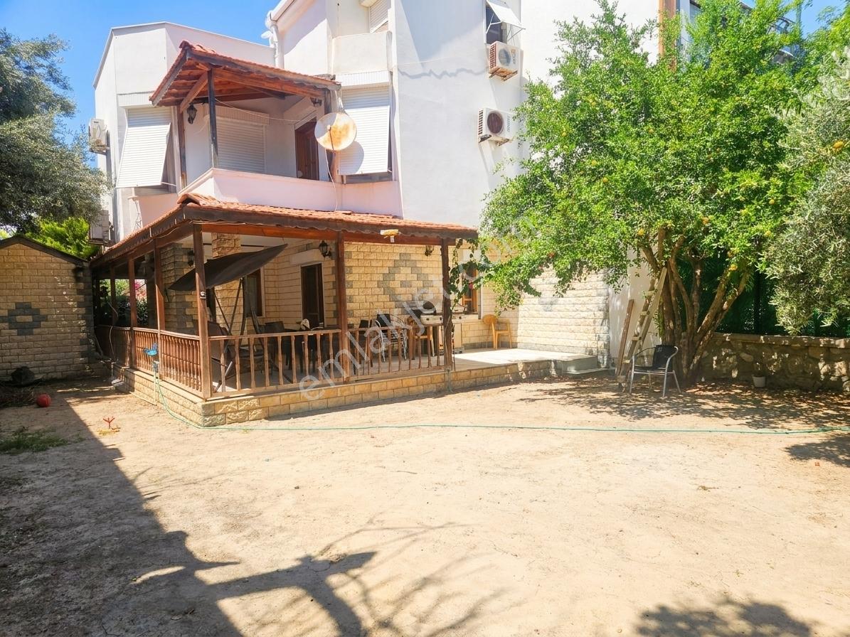 Çeşme Çiftlikköy Serakent Sitesinde Satılık Tripleks 3+1 Villa — fotoğraf 3