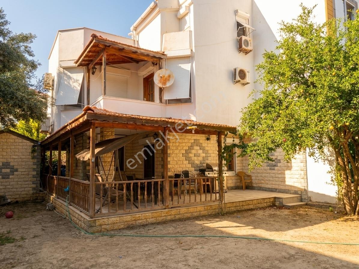 Çeşme Çiftlikköy Serakent Sitesinde Satılık Tripleks 3+1 Villa — fotoğraf 4