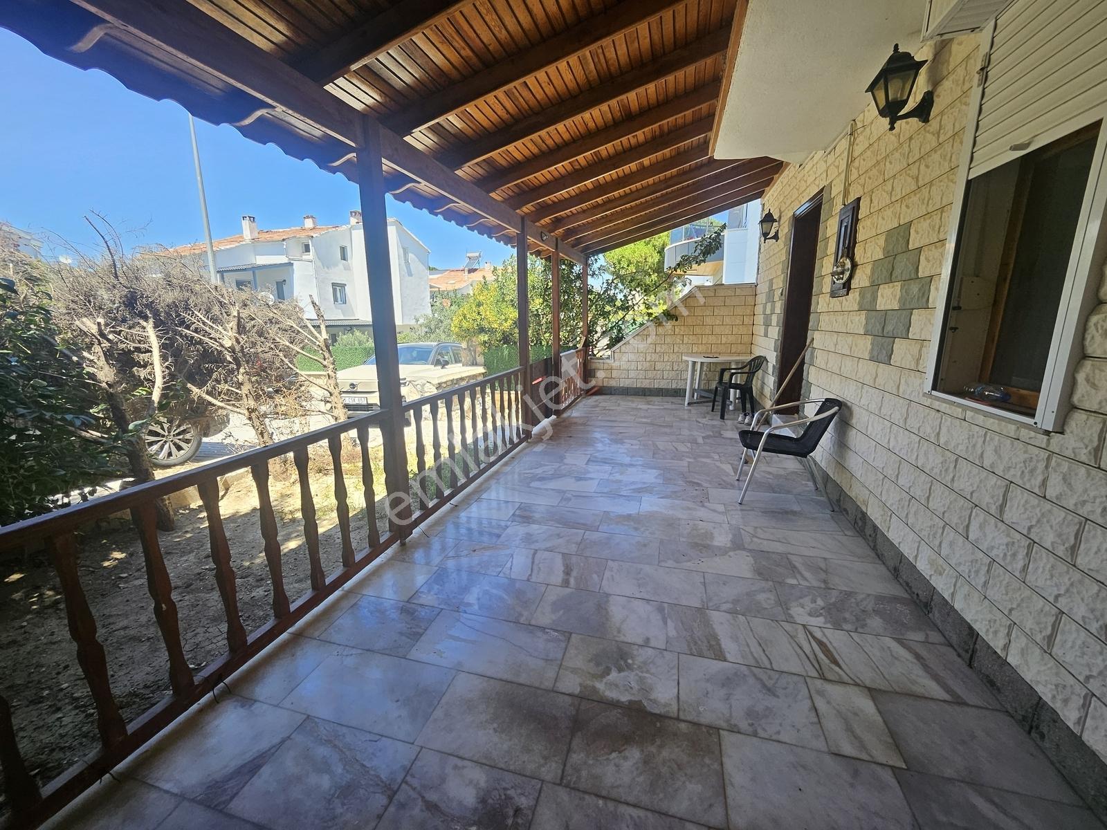 Çeşme Çiftlikköy Serakent Sitesinde Satılık Tripleks 3+1 Villa — fotoğraf 5