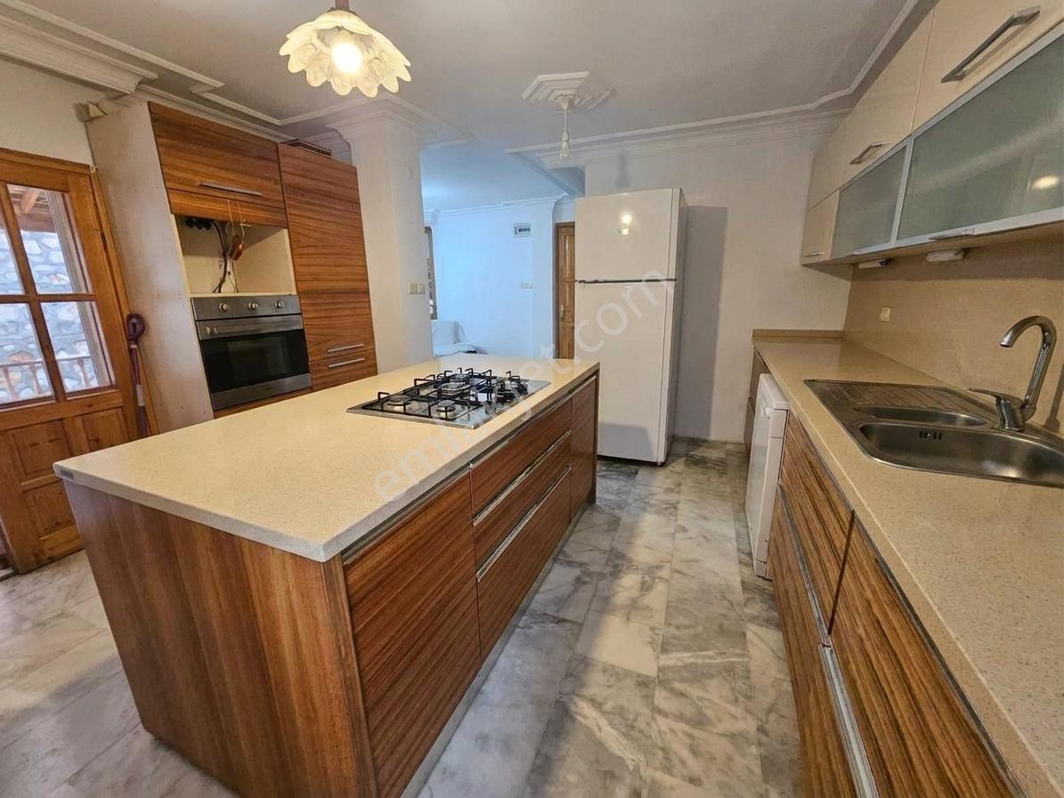 Çeşme Çiftlikköy Serakent Sitesinde Satılık Tripleks 3+1 Villa — fotoğraf 9
