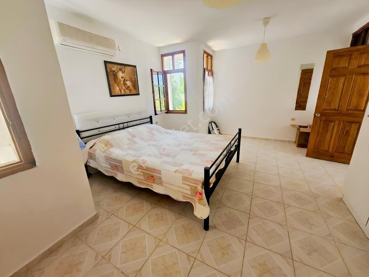 Çeşme Çiftlikköy Serakent Sitesinde Satılık Tripleks 3+1 Villa — fotoğraf 13