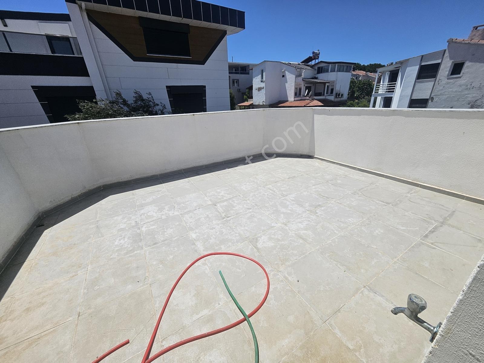 Çeşme Çiftlikköy Serakent Sitesinde Satılık Tripleks 3+1 Villa — fotoğraf 16
