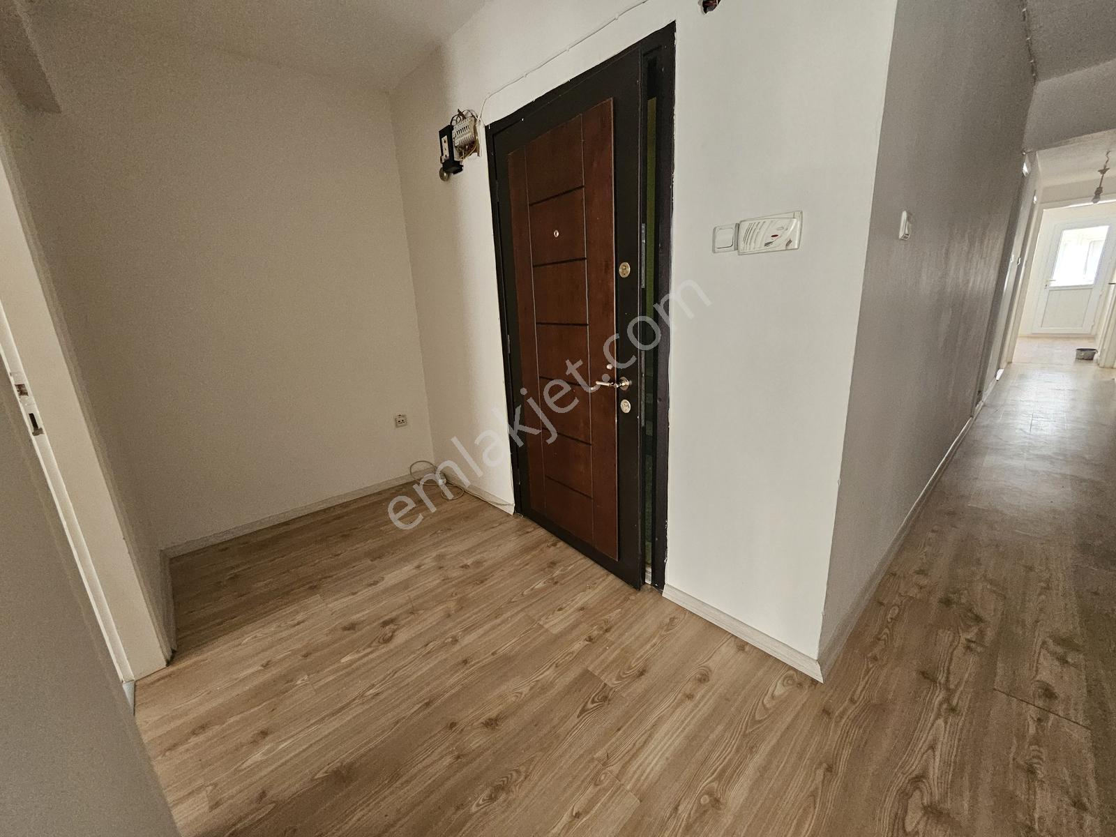 Karşıyaka Donanmacıda Merkezi Konumda, Balkonlu Geniş 3+1 Daıre — fotoğraf 3