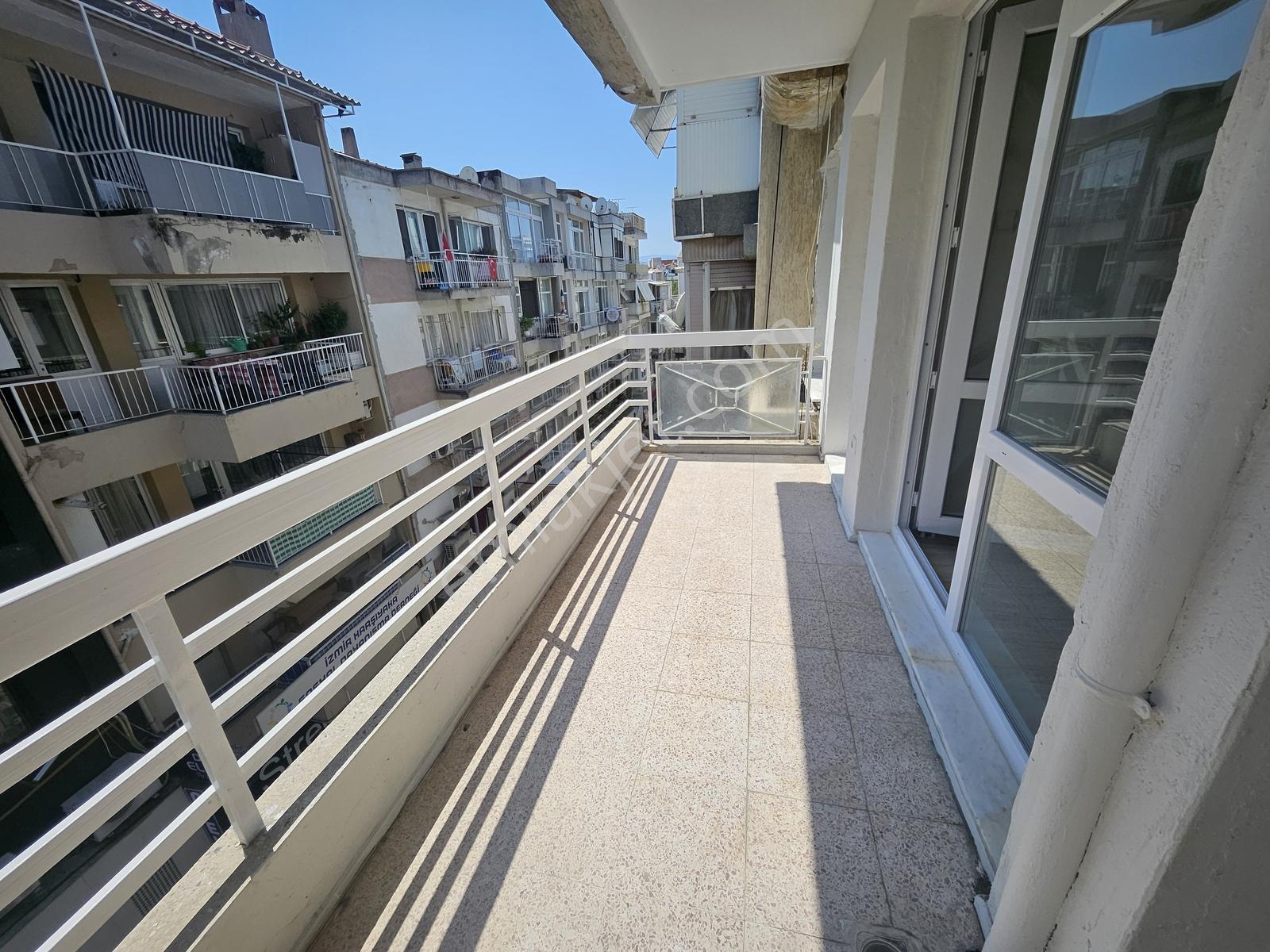 Karşıyaka Donanmacıda Merkezi Konumda, Balkonlu Geniş 3+1 Daıre — fotoğraf 26