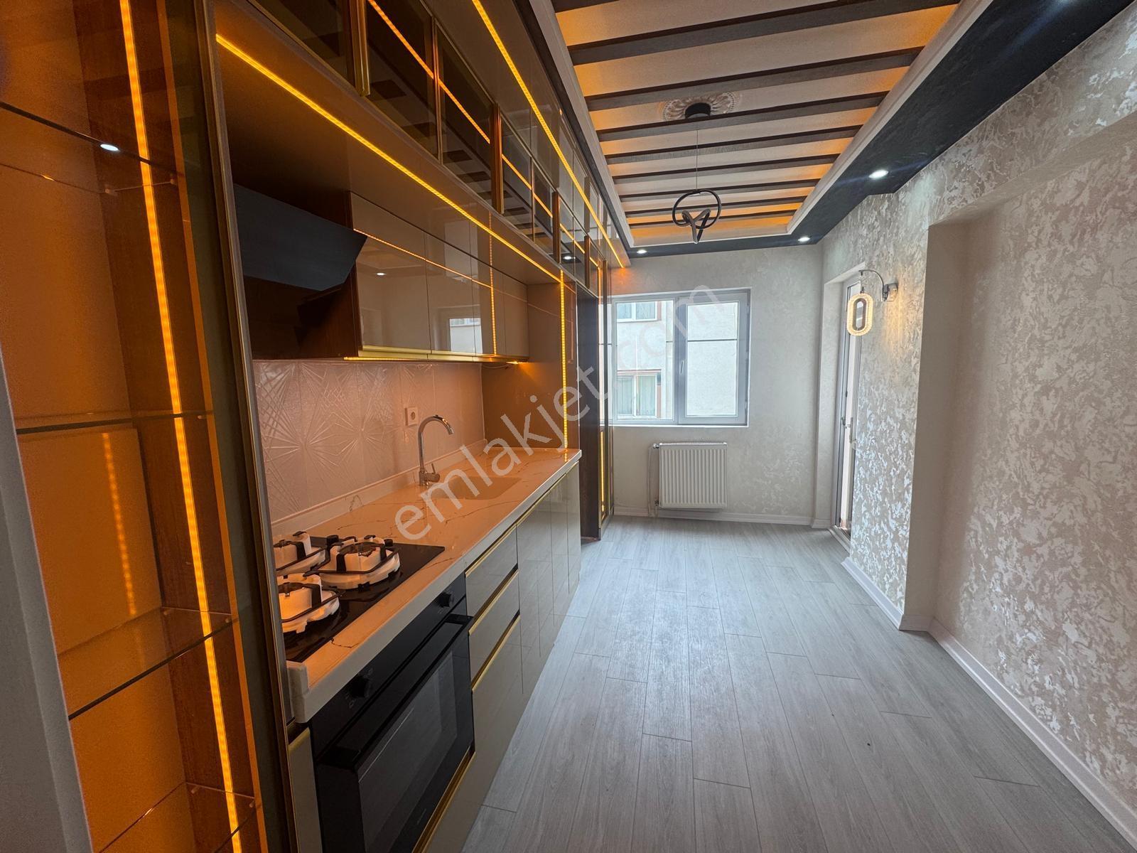 Malazgirt Mah'de 3+1 120m2 Asansörlü Full Yapılı Cadde Üzeri — fotoğraf 2