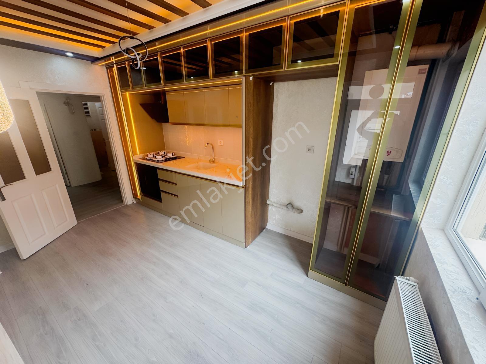 Malazgirt Mah'de 3+1 120m2 Asansörlü Full Yapılı Cadde Üzeri — fotoğraf 3