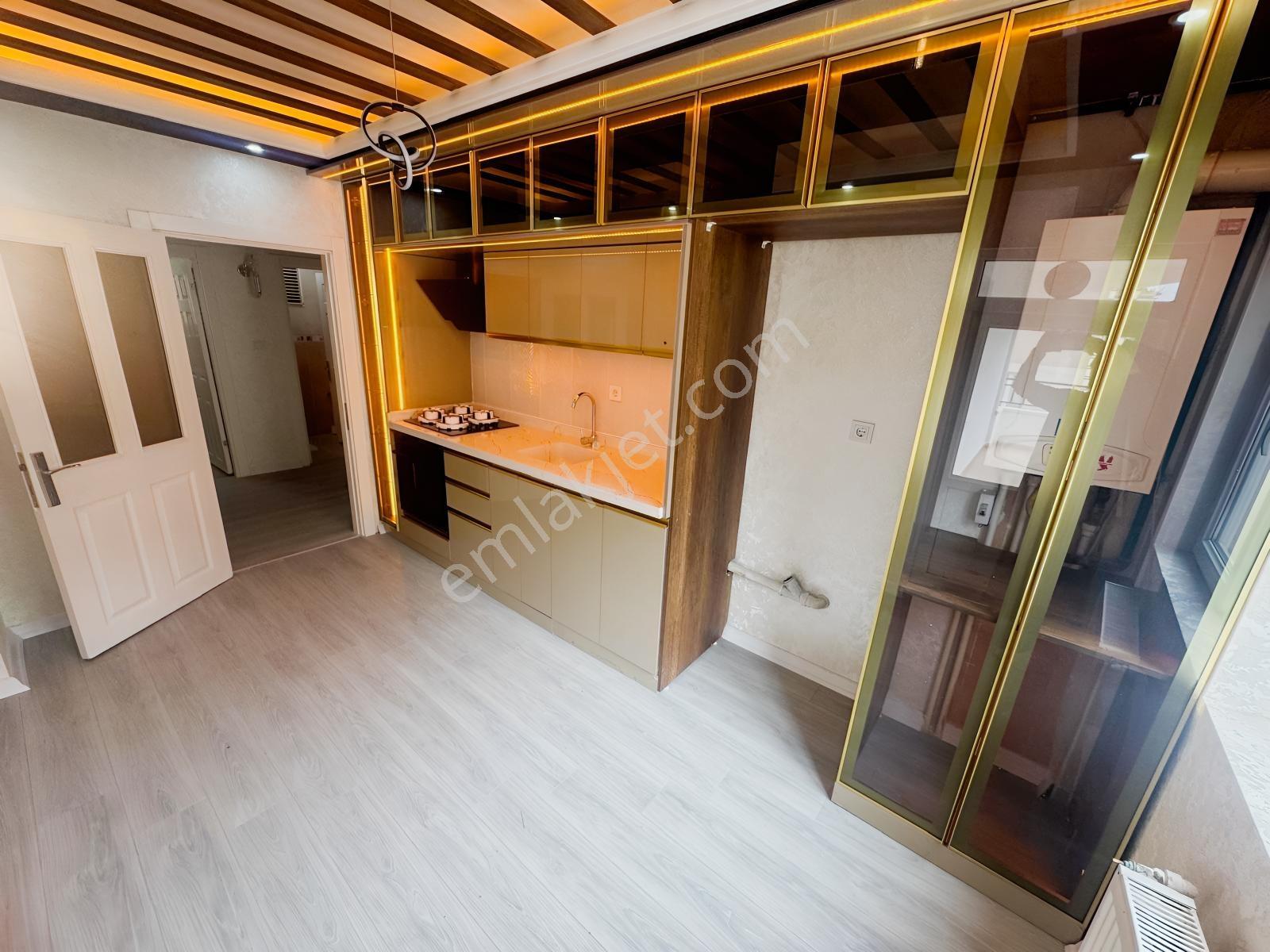 Malazgirt Mah'de 3+1 120m2 Asansörlü Full Yapılı Cadde Üzeri — fotoğraf 5