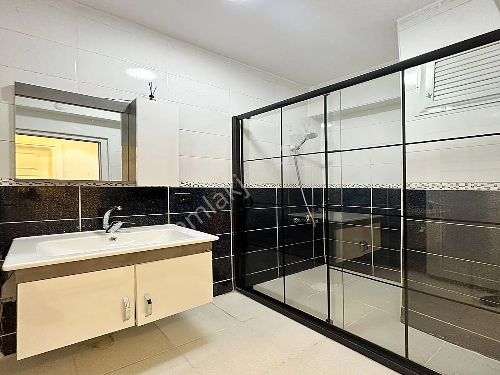Metrobüse Yakın Tek Daire Üzeri Lüx Arakat 2+1 Satılık Daire!! — fotoğraf 26
