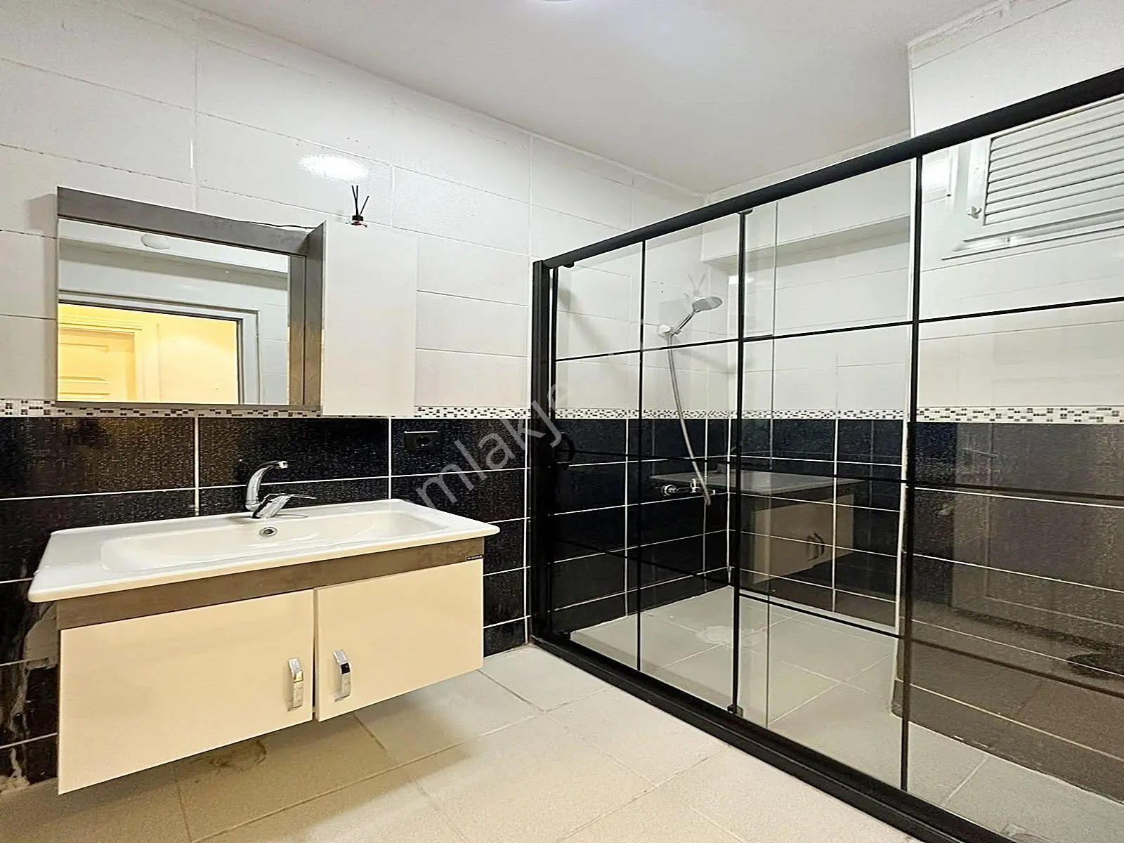 Metrobüse Yakın Tek Daire Üzeri Lüx Arakat 2+1 Satılık Daire!! — fotoğraf 27