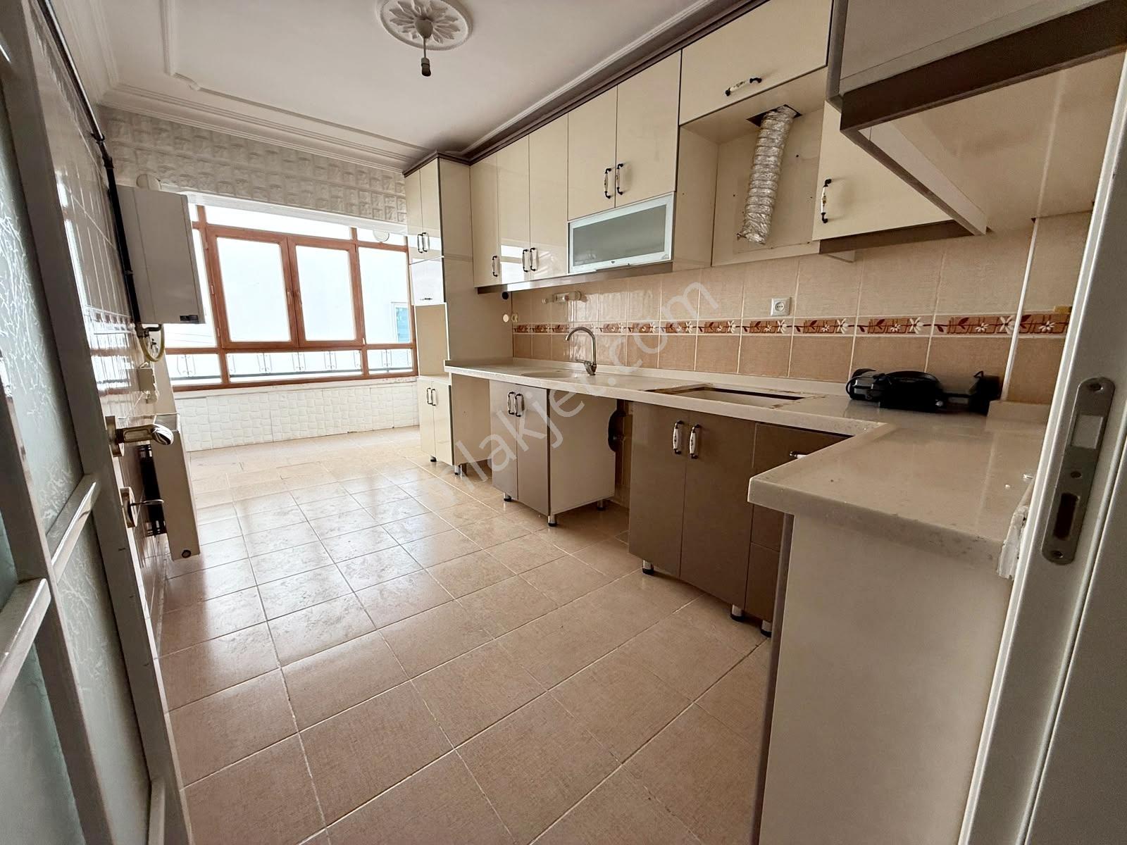 3+1 Cadde Üzeri Kök Tapu 2 Cam Balkonlu Merkezi Konumda Satılık
