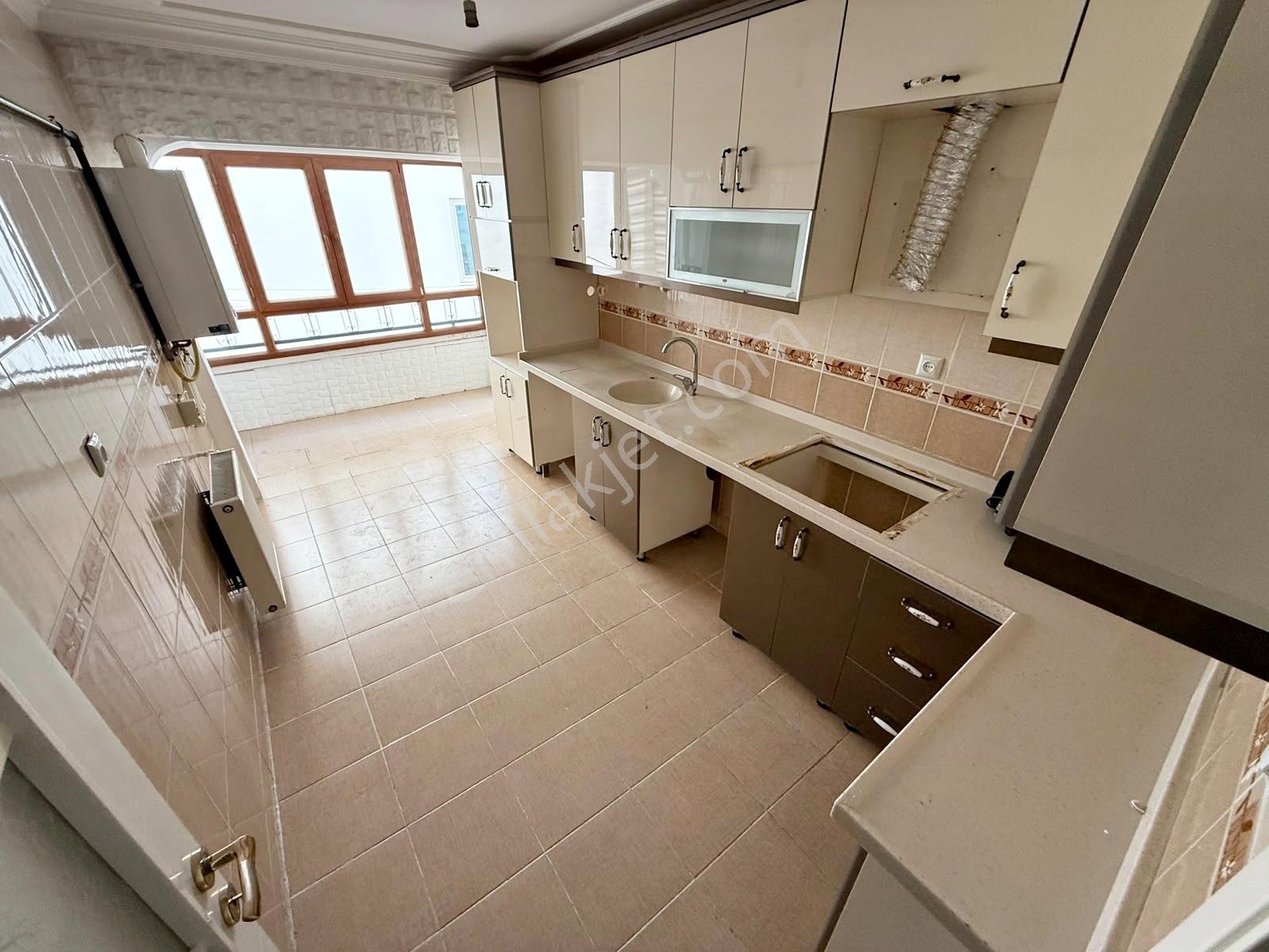 3+1 Cadde Üzeri Kök Tapu 2 Cam Balkonlu Merkezi Konumda Satılık — fotoğraf 2