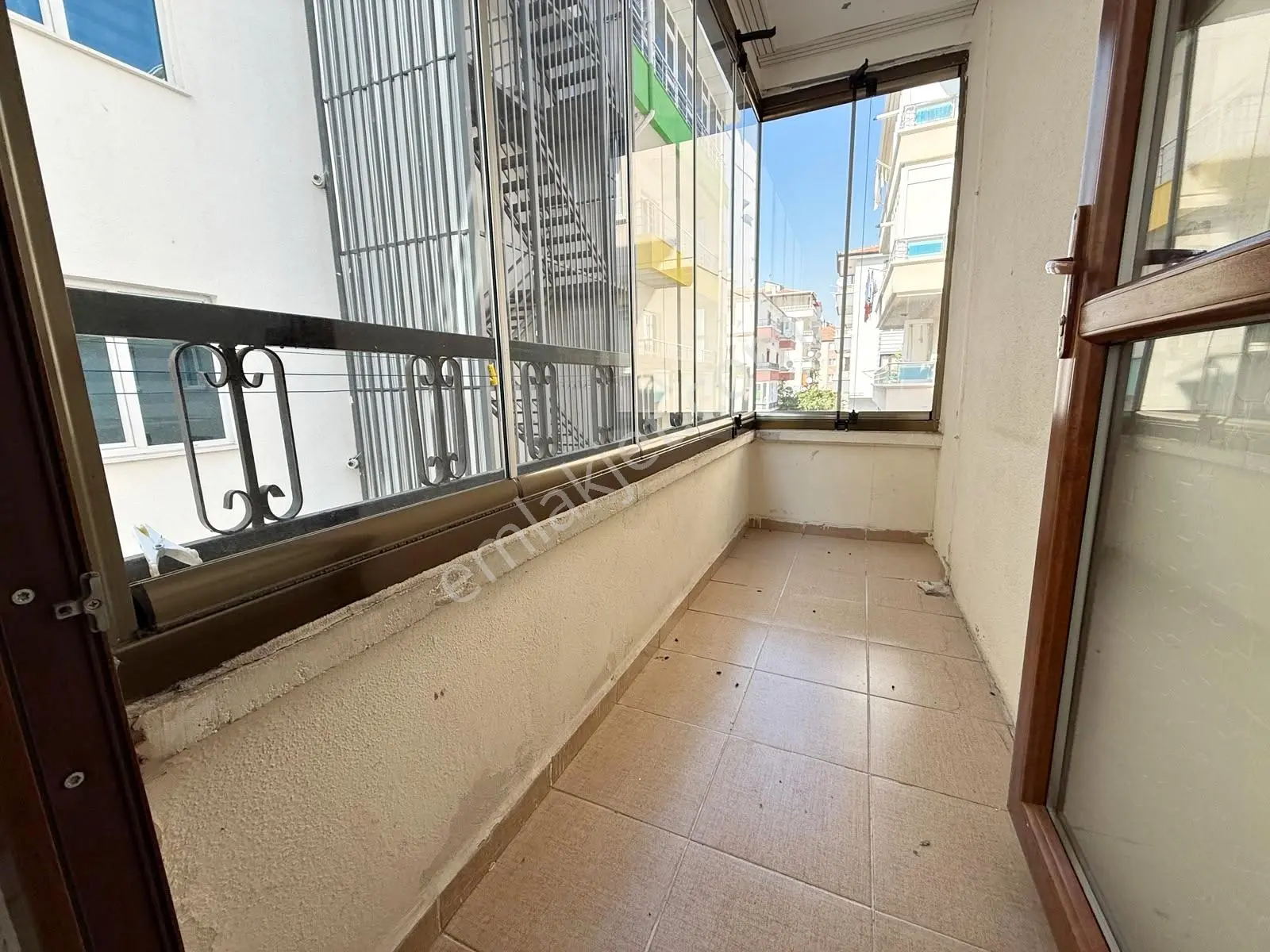 3+1 Cadde Üzeri Kök Tapu 2 Cam Balkonlu Merkezi Konumda Satılık — fotoğraf 8