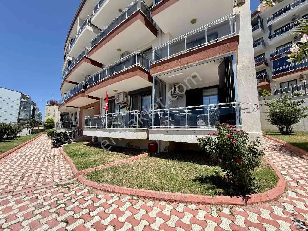 Kuşadasında Güvenlikli Site İçerisinde Deniz Manzaralı 1+1Daire