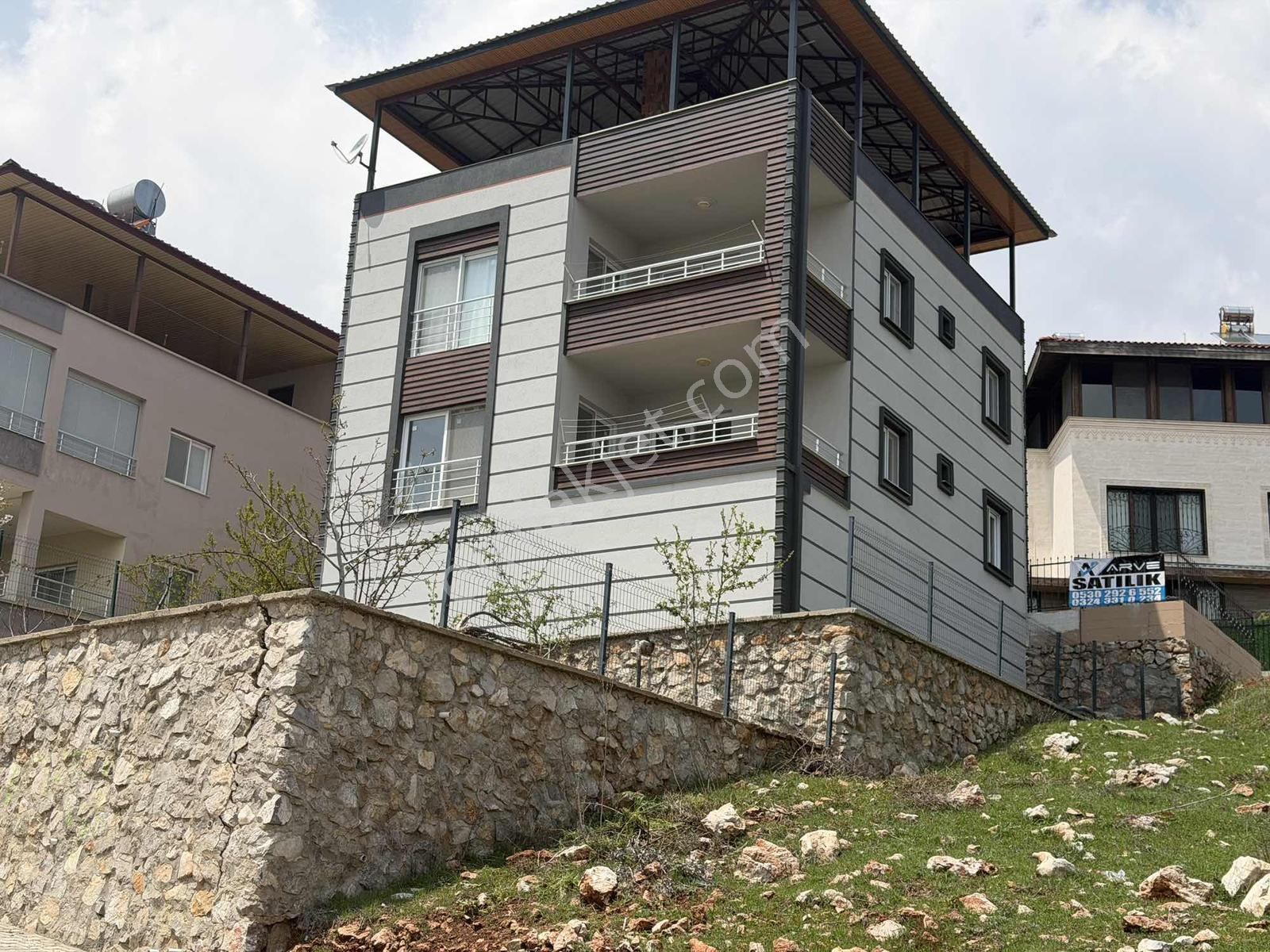Arveden Doğa İle İç İçe Teraslı Bahçeli Komple Satılık Ev