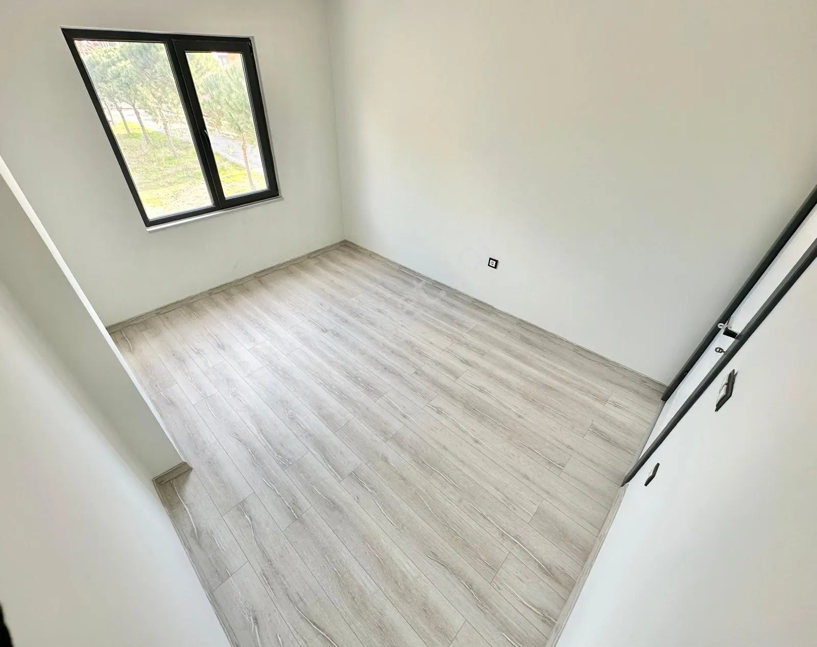 ꧁ay Emlak'tan꧂burhaniye Ören Bahçelievler'de Yerden Isıtmalı Arakat Köşe Ön Cephe Satılık 1+1 Daire — fotoğraf 13