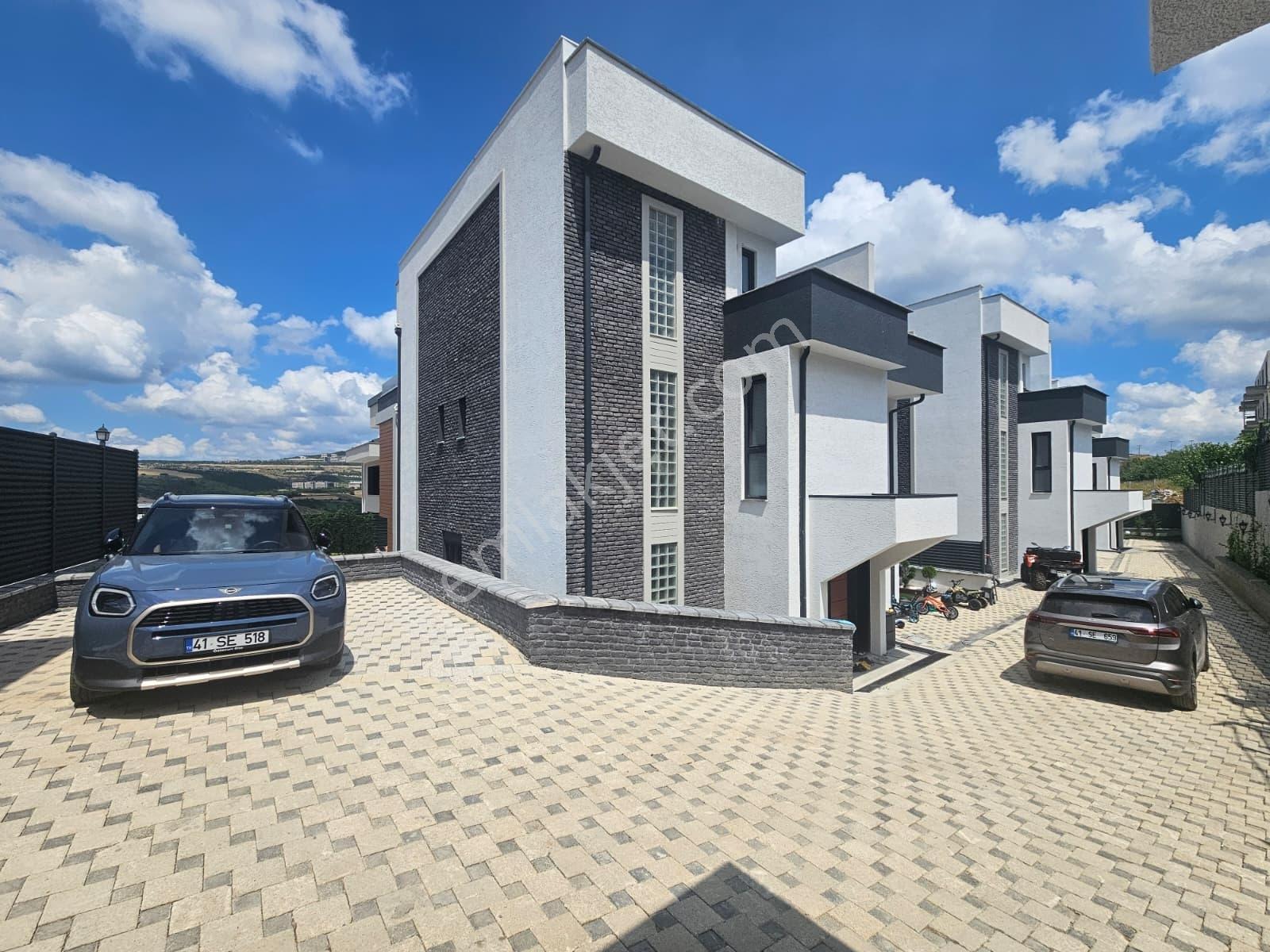 Kabaoğlunda Site İçinde 330m2 Bahçeli 360m2 Sıfır Tripleks Villa — fotoğraf 3
