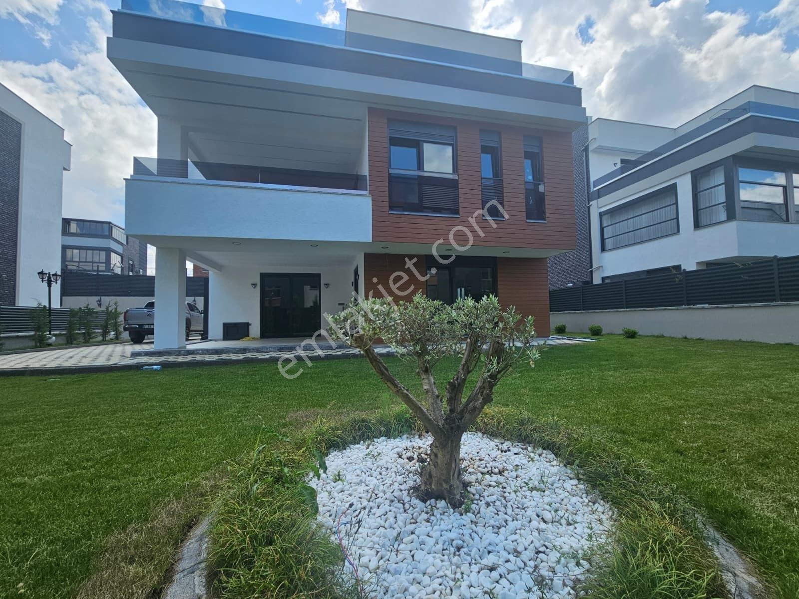 Kabaoğlunda Site İçinde 330m2 Bahçeli 360m2 Sıfır Tripleks Villa — fotoğraf 7