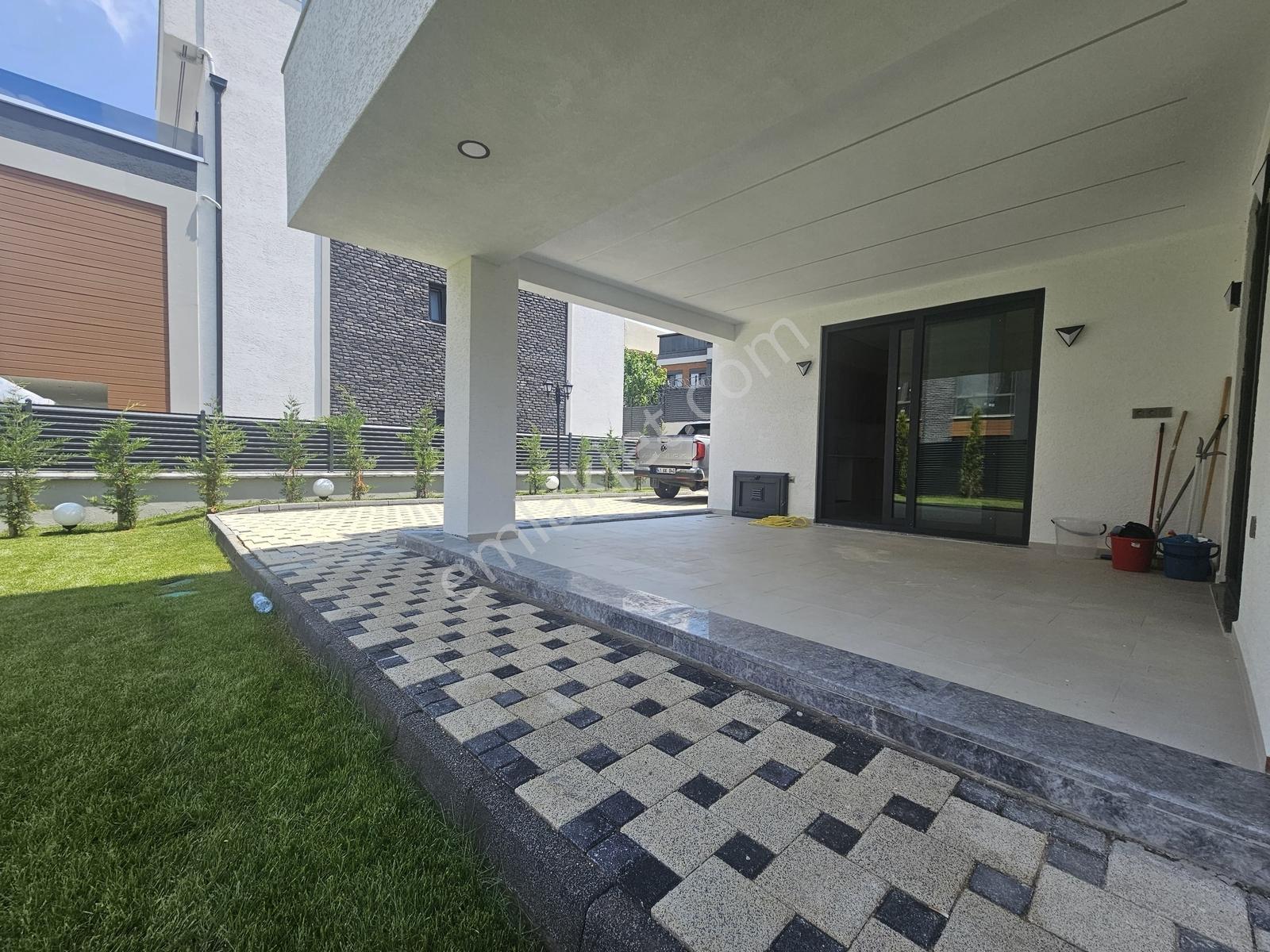 Kabaoğlunda Site İçinde 330m2 Bahçeli 360m2 Sıfır Tripleks Villa — fotoğraf 11