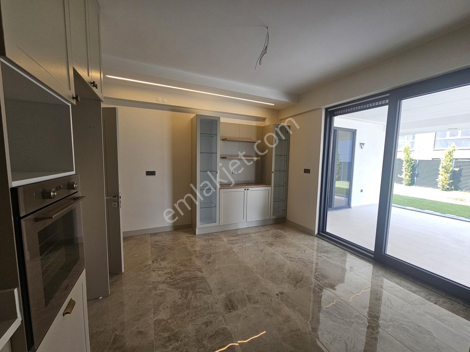 Kabaoğlunda Site İçinde 330m2 Bahçeli 360m2 Sıfır Tripleks Villa — fotoğraf 15
