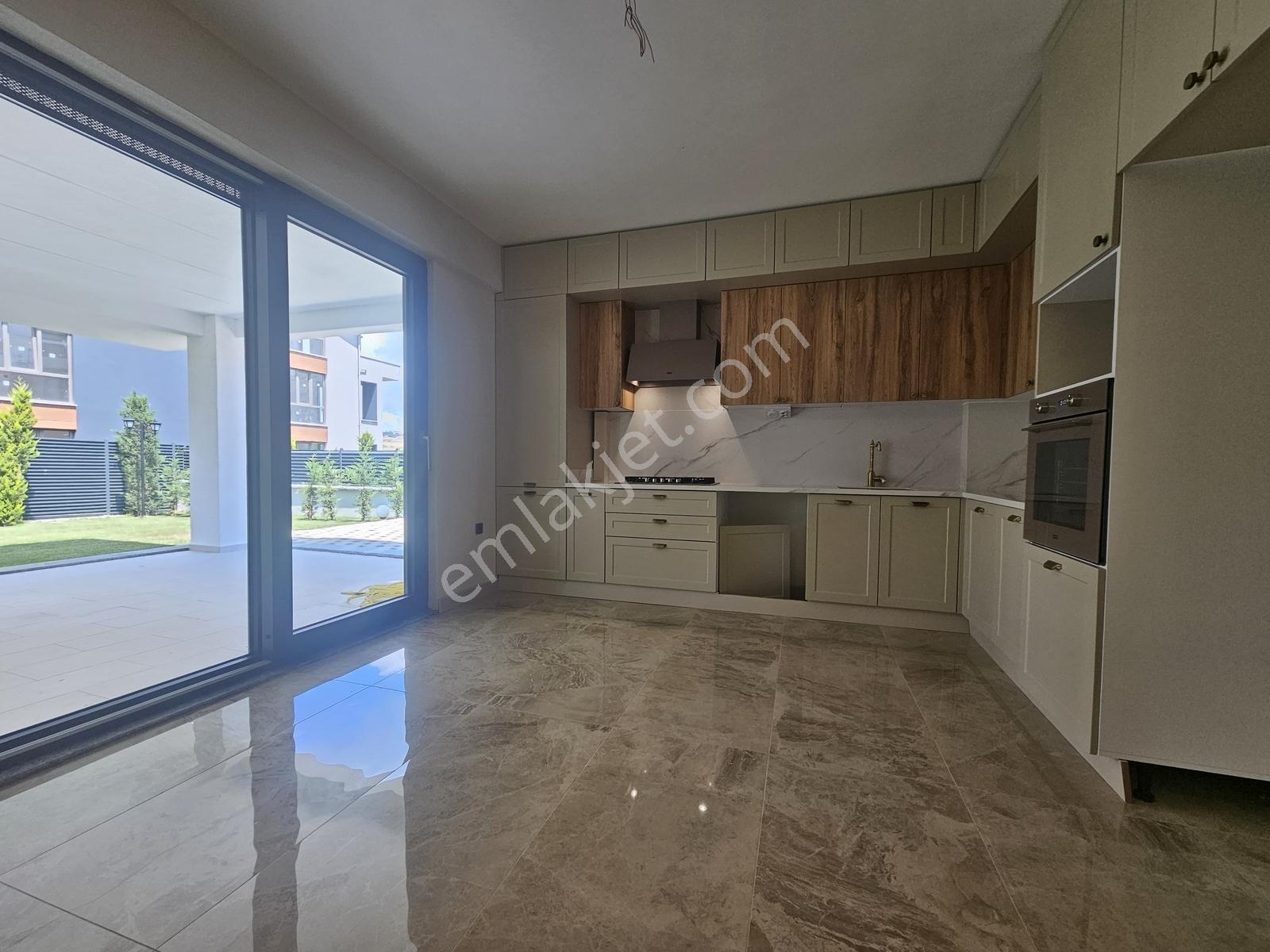 Kabaoğlunda Site İçinde 330m2 Bahçeli 360m2 Sıfır Tripleks Villa — fotoğraf 16