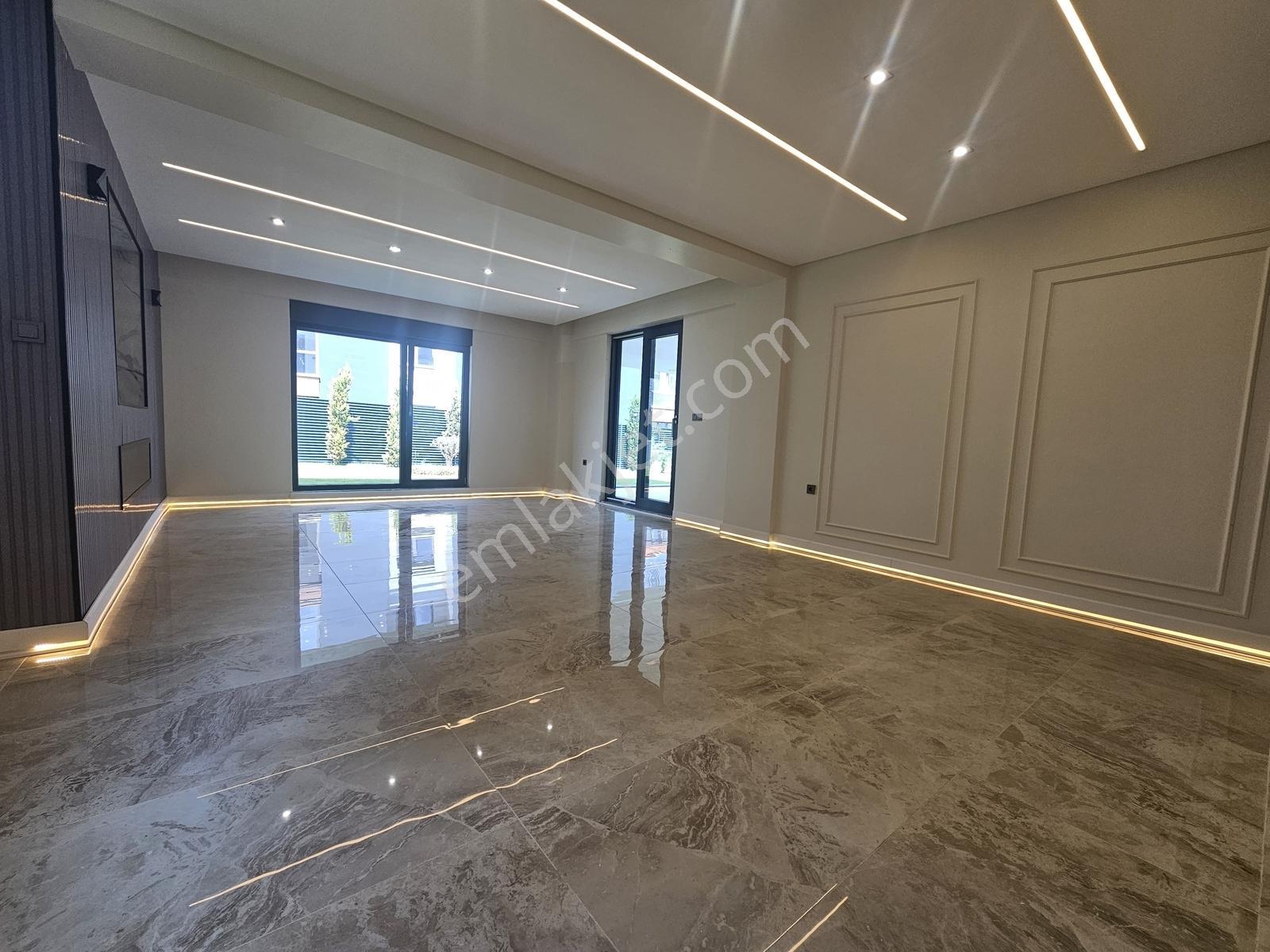 Kabaoğlunda Site İçinde 330m2 Bahçeli 360m2 Sıfır Tripleks Villa — fotoğraf 18