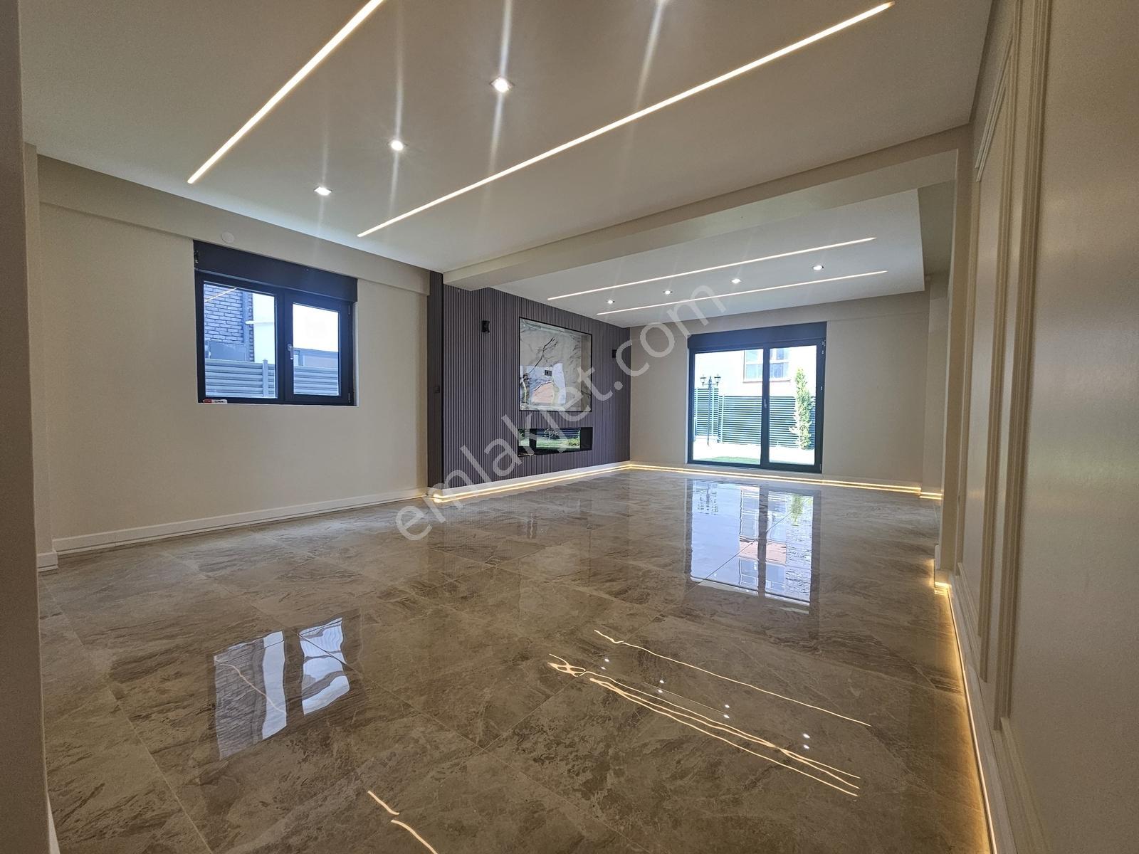 Kabaoğlunda Site İçinde 330m2 Bahçeli 360m2 Sıfır Tripleks Villa — fotoğraf 19