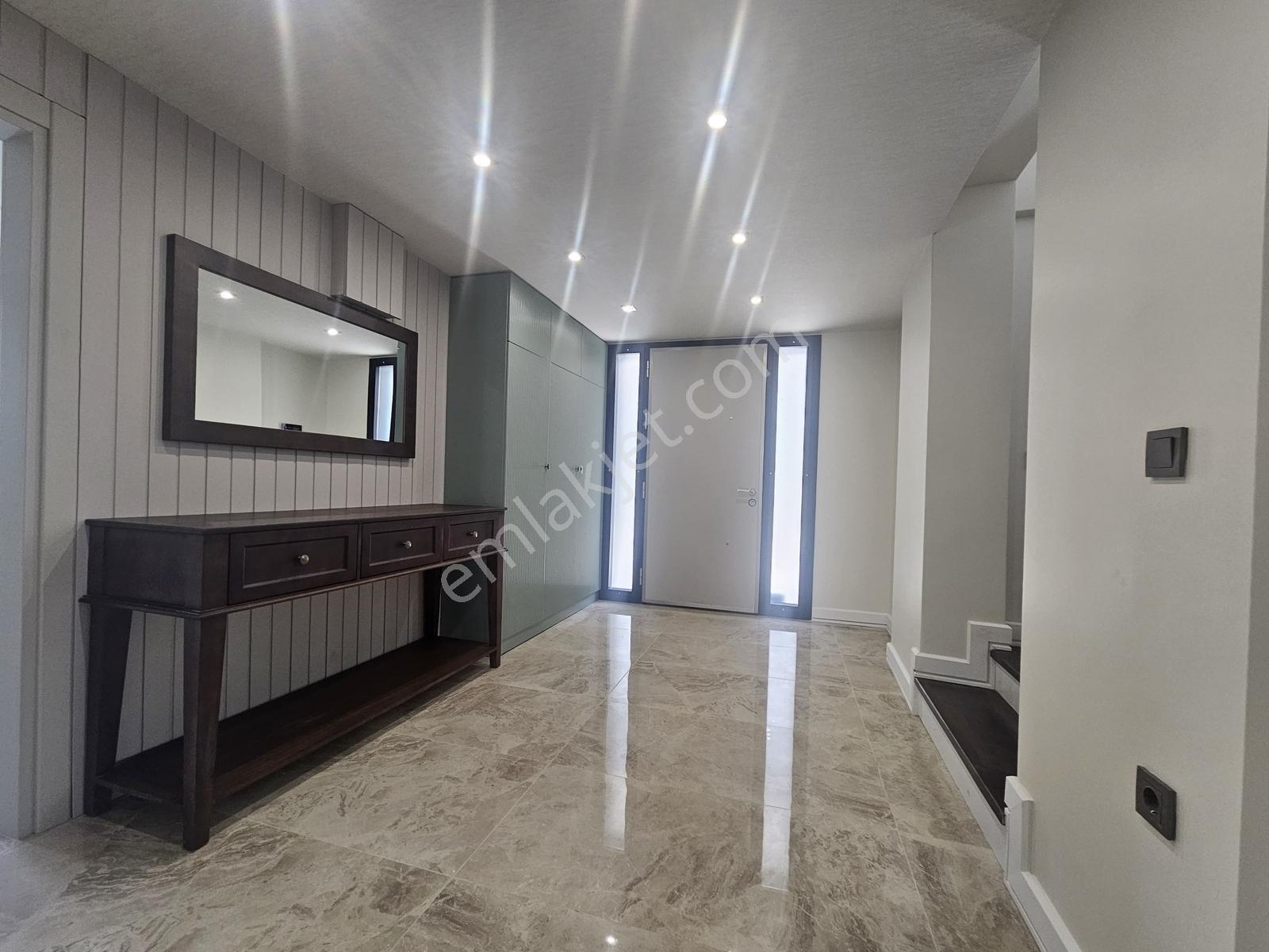 Kabaoğlunda Site İçinde 330m2 Bahçeli 360m2 Sıfır Tripleks Villa — fotoğraf 21