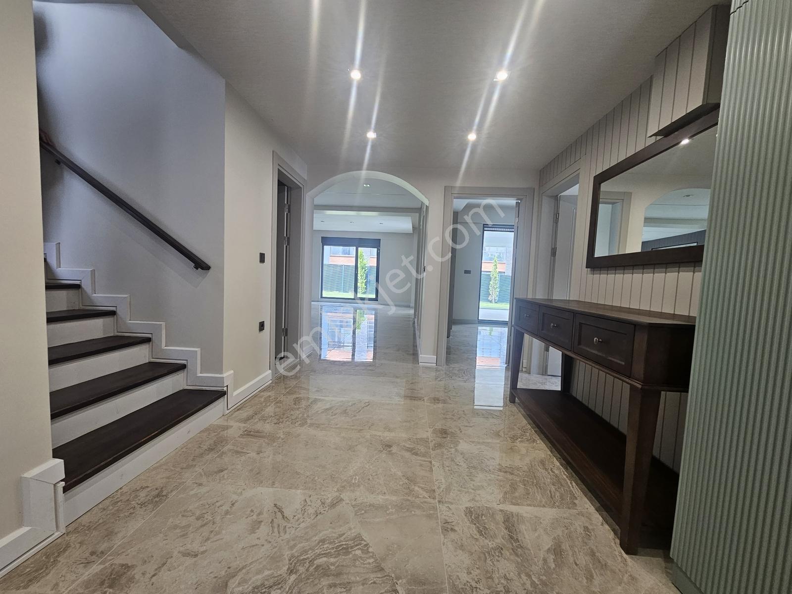 Kabaoğlunda Site İçinde 330m2 Bahçeli 360m2 Sıfır Tripleks Villa — fotoğraf 23