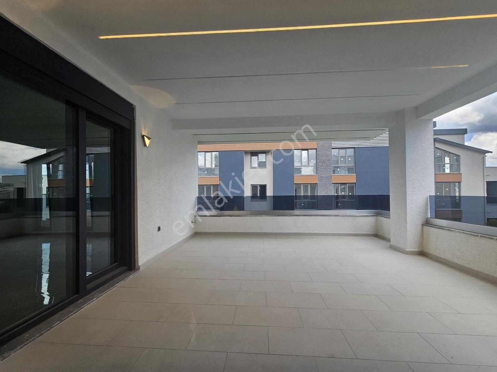 Kabaoğlunda Site İçinde 330m2 Bahçeli 360m2 Sıfır Tripleks Villa — fotoğraf 24