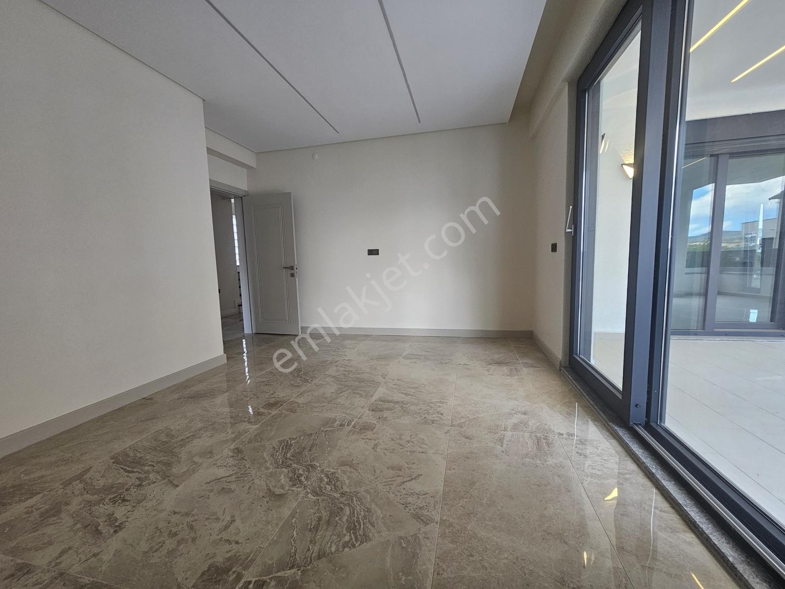 Kabaoğlunda Site İçinde 330m2 Bahçeli 360m2 Sıfır Tripleks Villa — fotoğraf 25