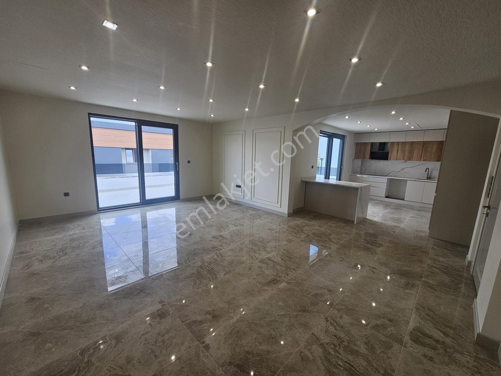 Kabaoğlunda Site İçinde 330m2 Bahçeli 360m2 Sıfır Tripleks Villa — fotoğraf 32