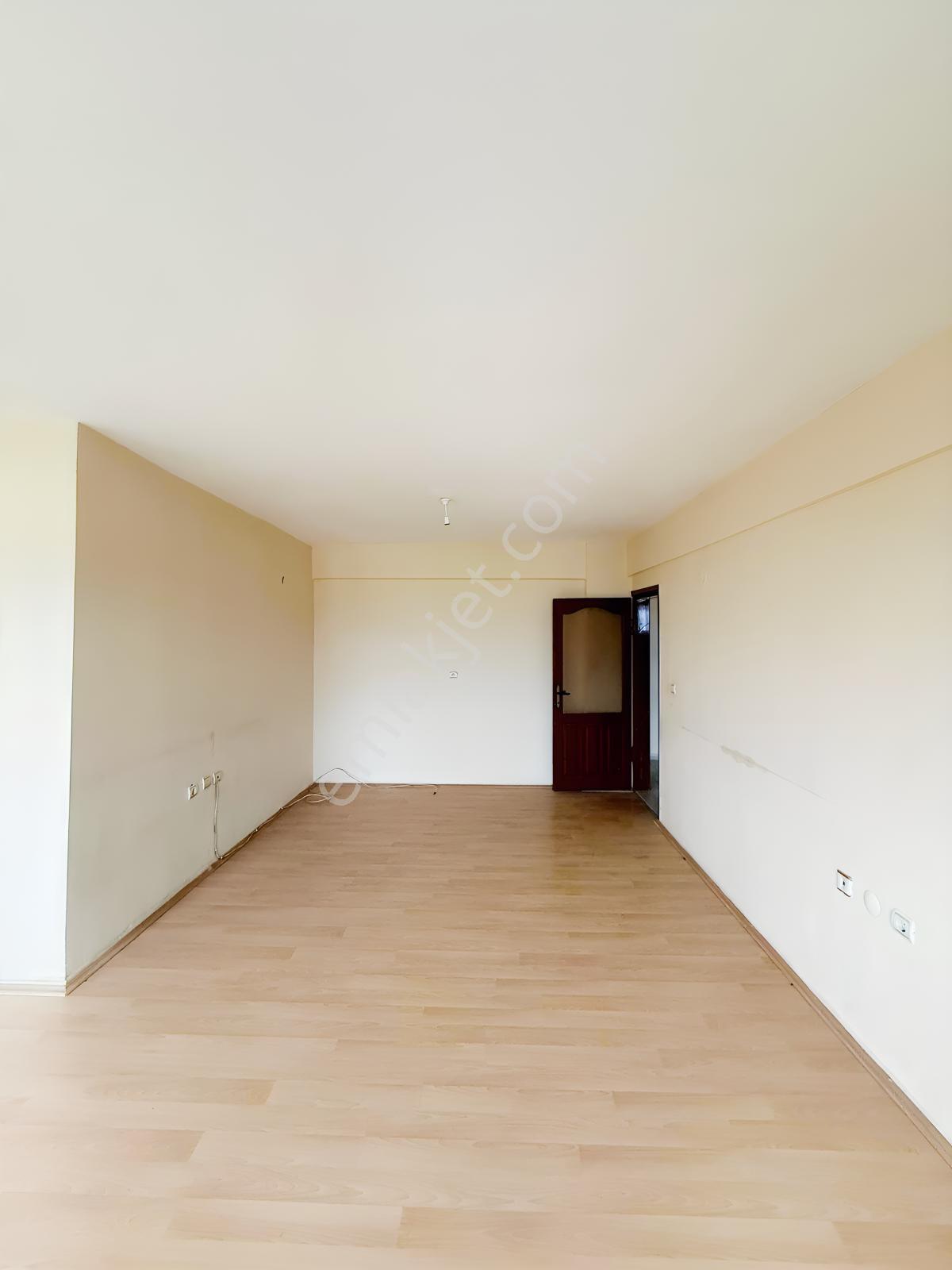 Alanyurt Esentepe Mahallesinde Site İçi Satılık 3+1 Arakat Daire — fotoğraf 2