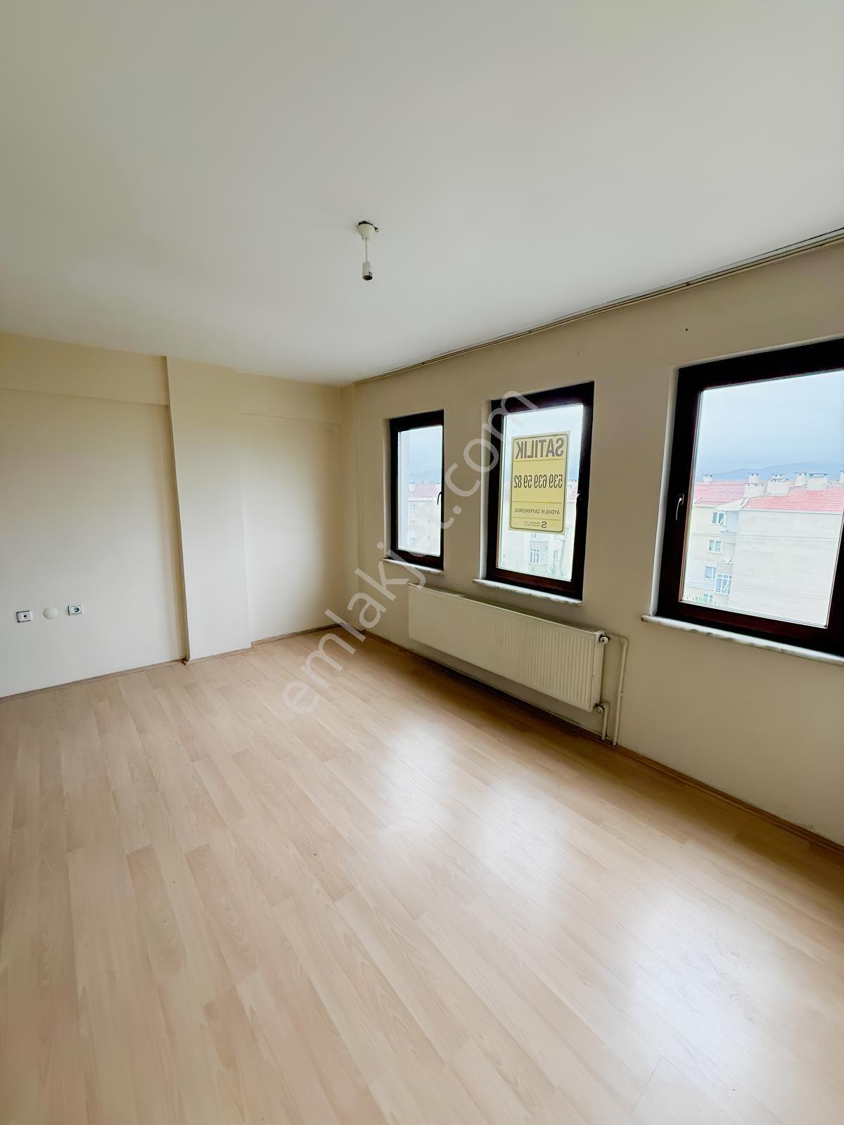 Alanyurt Esentepe Mahallesinde Site İçi Satılık 3+1 Arakat Daire — fotoğraf 3