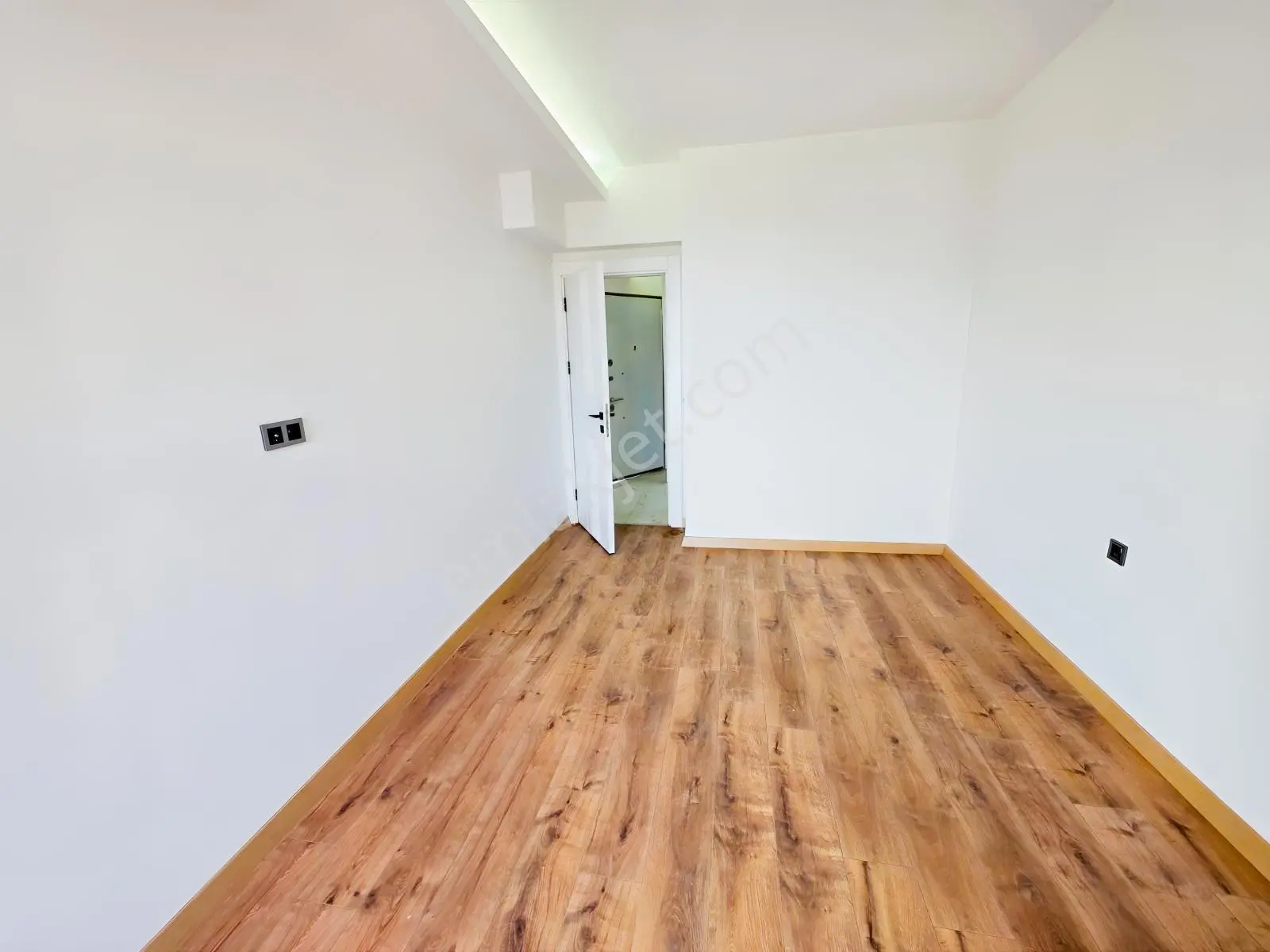 Yetişen Alır ! / Havuz Manzaralı Ara Kat / Doğalgazlı. — fotoğraf 19