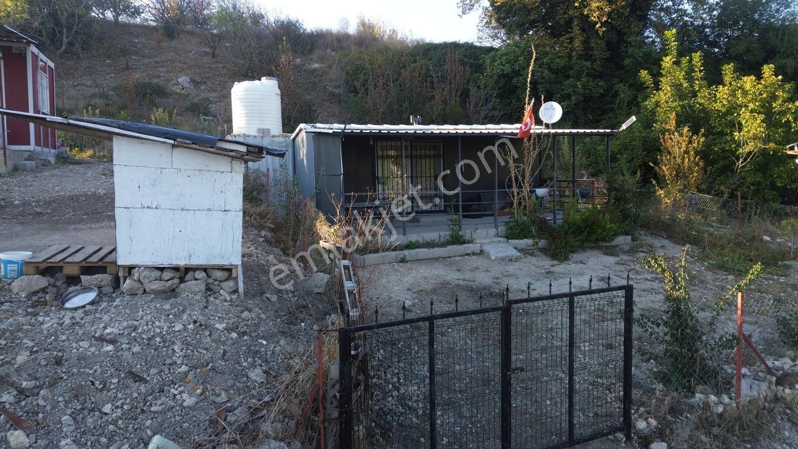 Erzden Bornova Yakaköyde Konteyner Ve Verandalı 460 M² Bahçe