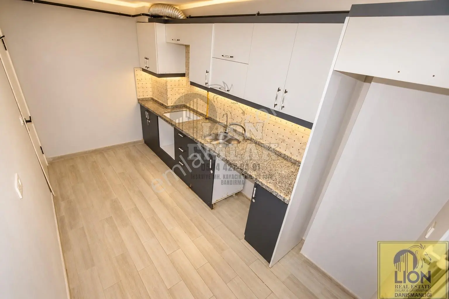 Lıon Emlak'tan 600 Evler'de Arakat,balkonlu Satılık 2+1 Daire — fotoğraf 3