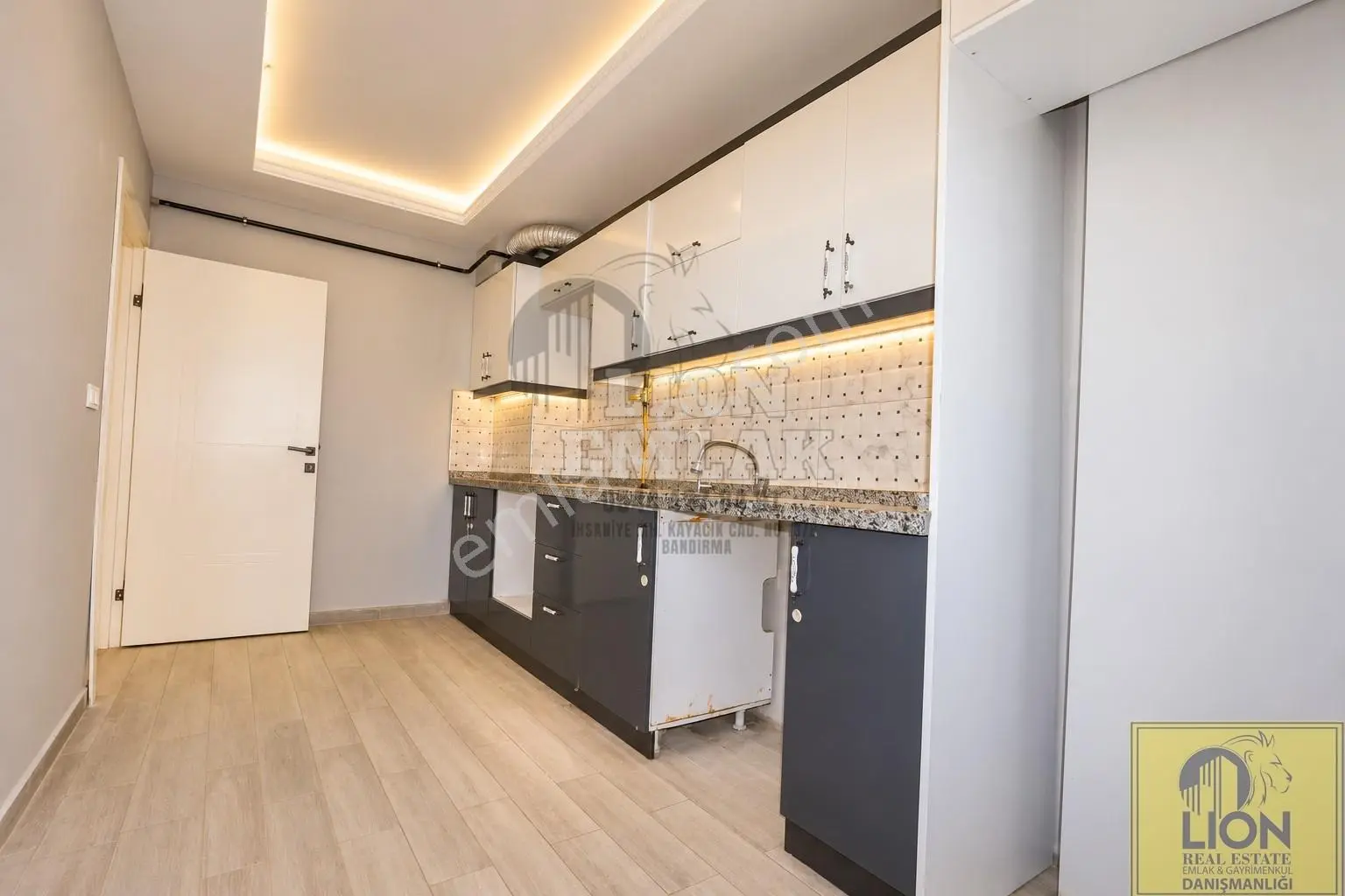Lıon Emlak'tan 600 Evler'de Arakat,balkonlu Satılık 2+1 Daire — fotoğraf 4
