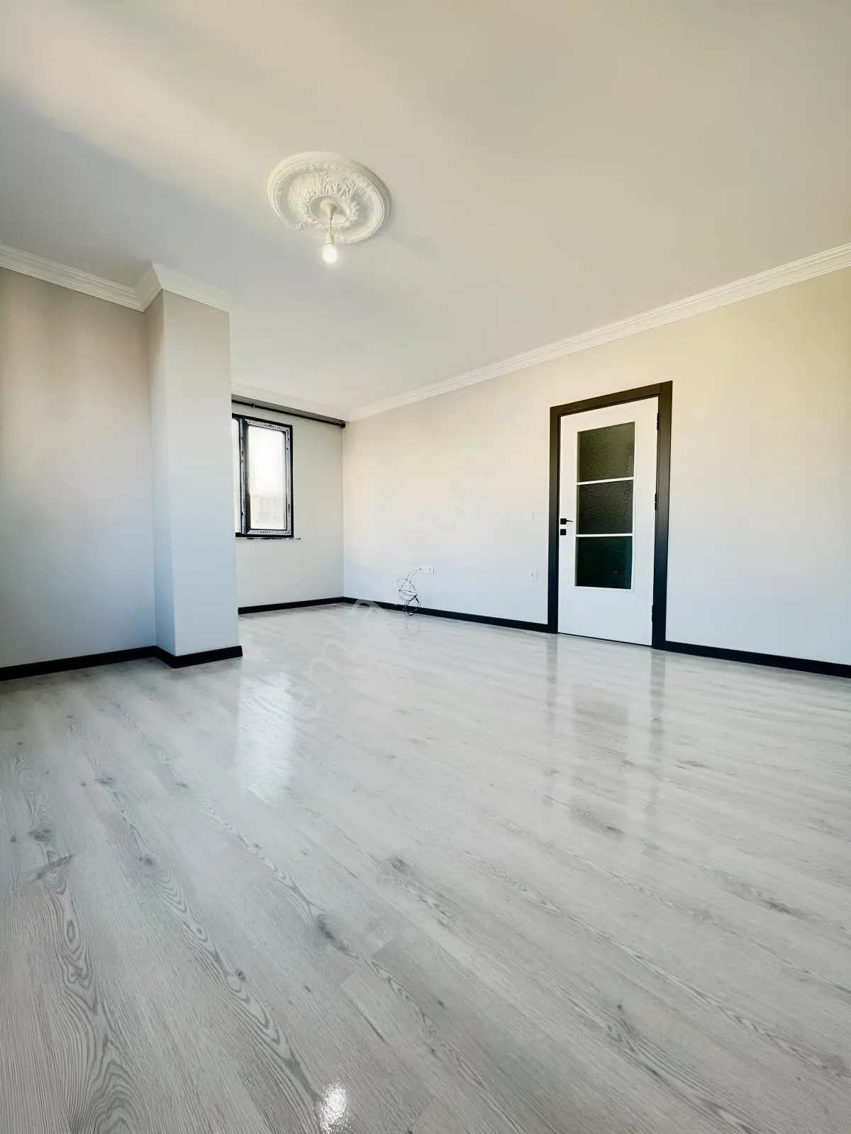Antalya Caddesi'nde Cadde Cepheli! Oturuma Hazır Ebeveynli 2+1 — fotoğraf 2