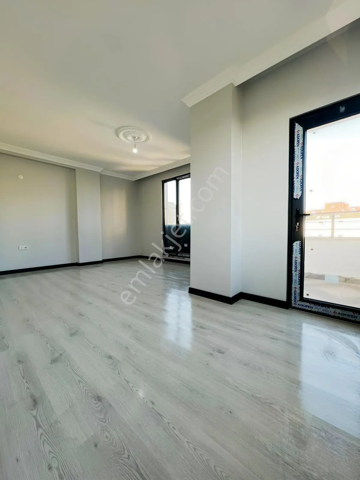 Antalya Caddesi'nde Cadde Cepheli! Oturuma Hazır Ebeveynli 2+1 — fotoğraf 3
