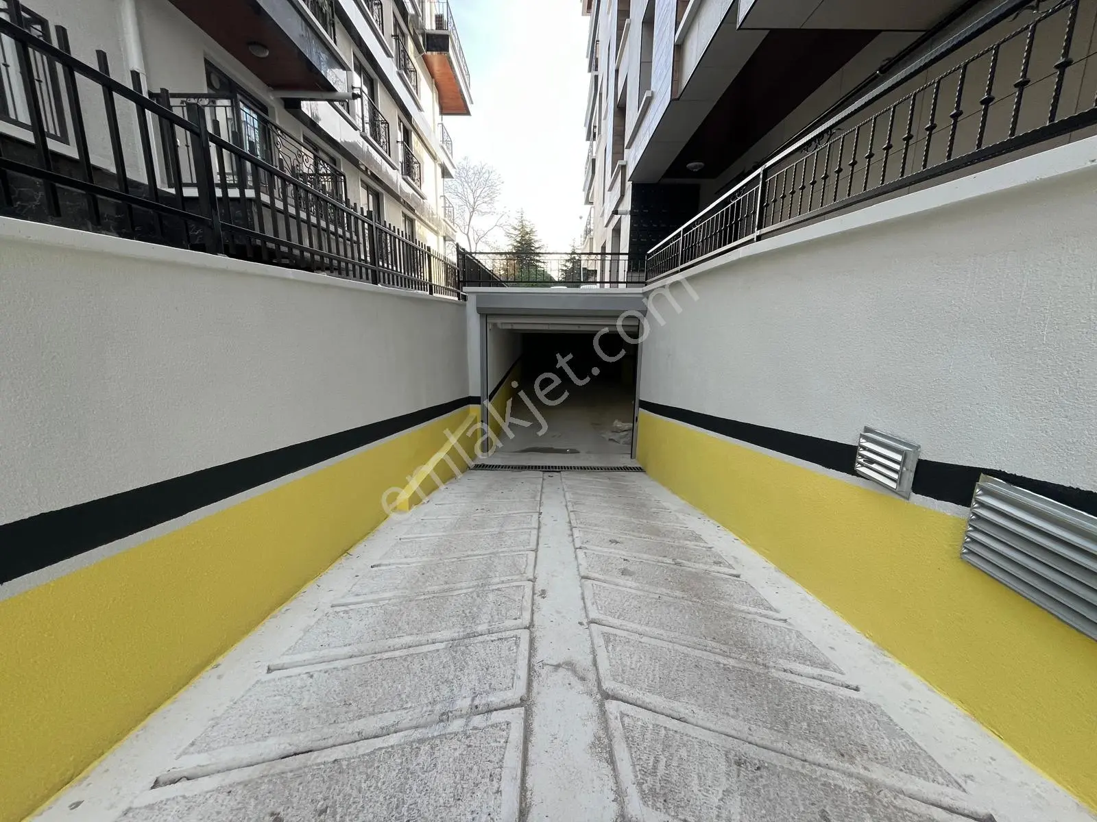 Sbell'den Bahçelievler'de Lüks Binada Giriş Katta Teraslı 1+1 — fotoğraf 16