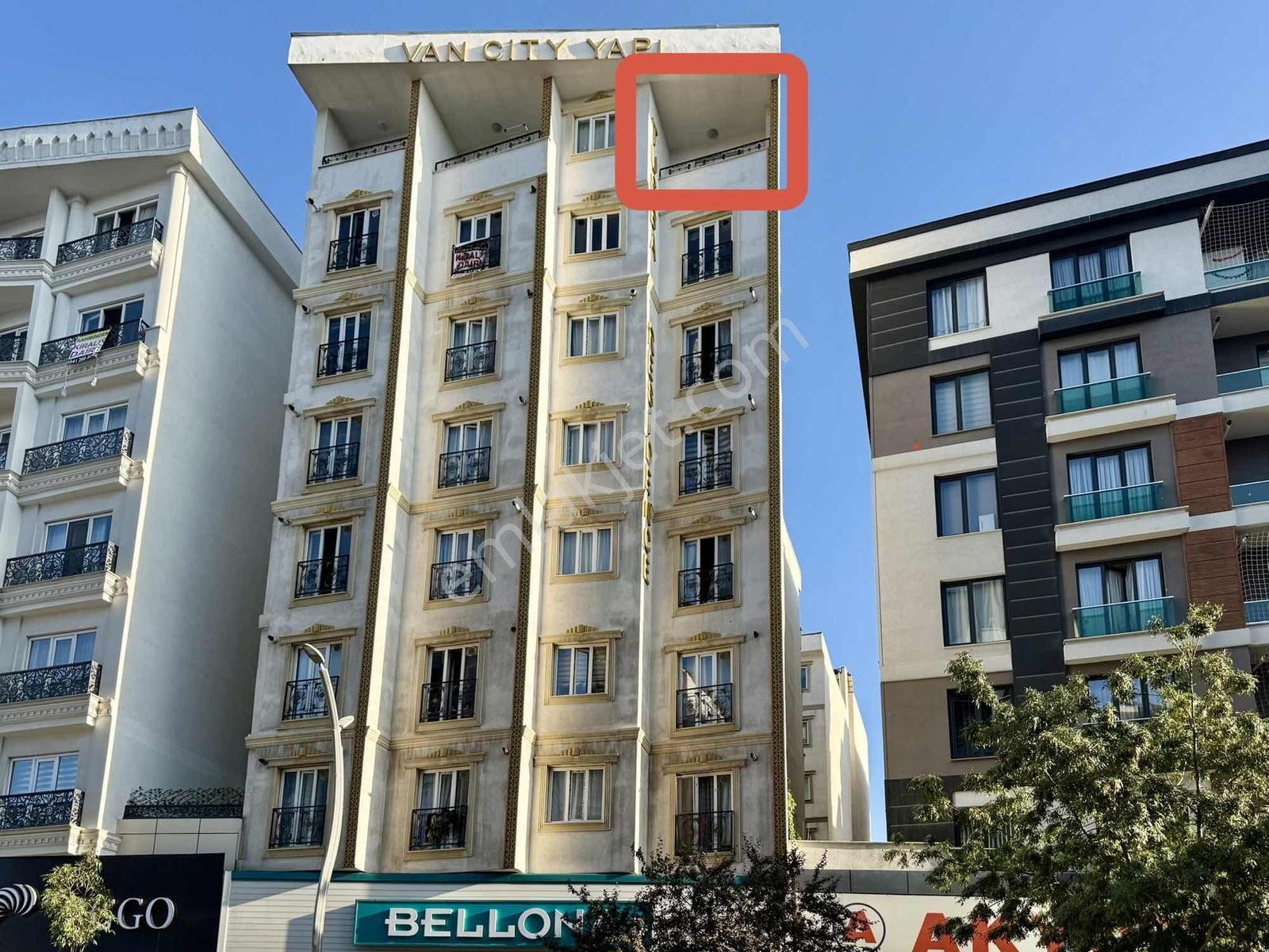 Van Sıhke Caddesi Üzerinde Satılık 2+1 Eşyalı Dublex Daire