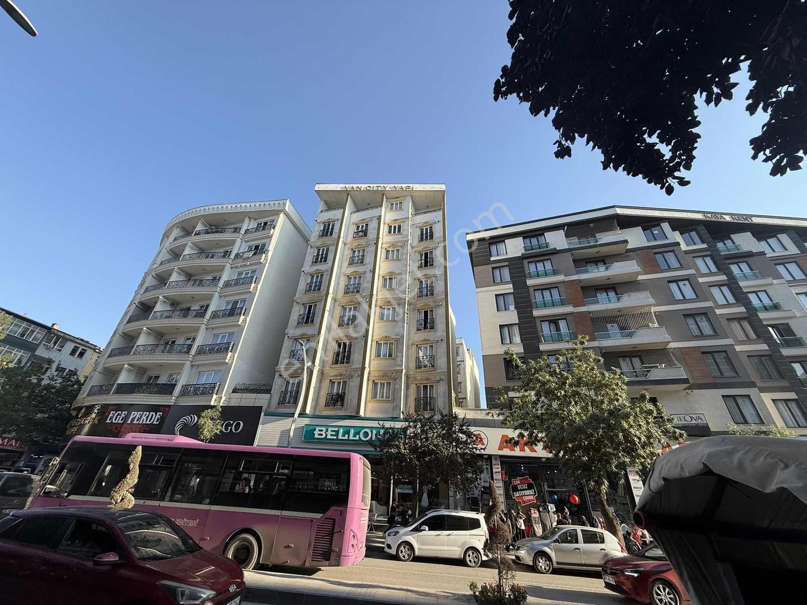 Van Sıhke Caddesi Üzerinde Satılık 2+1 Eşyalı Dublex Daire — fotoğraf 2