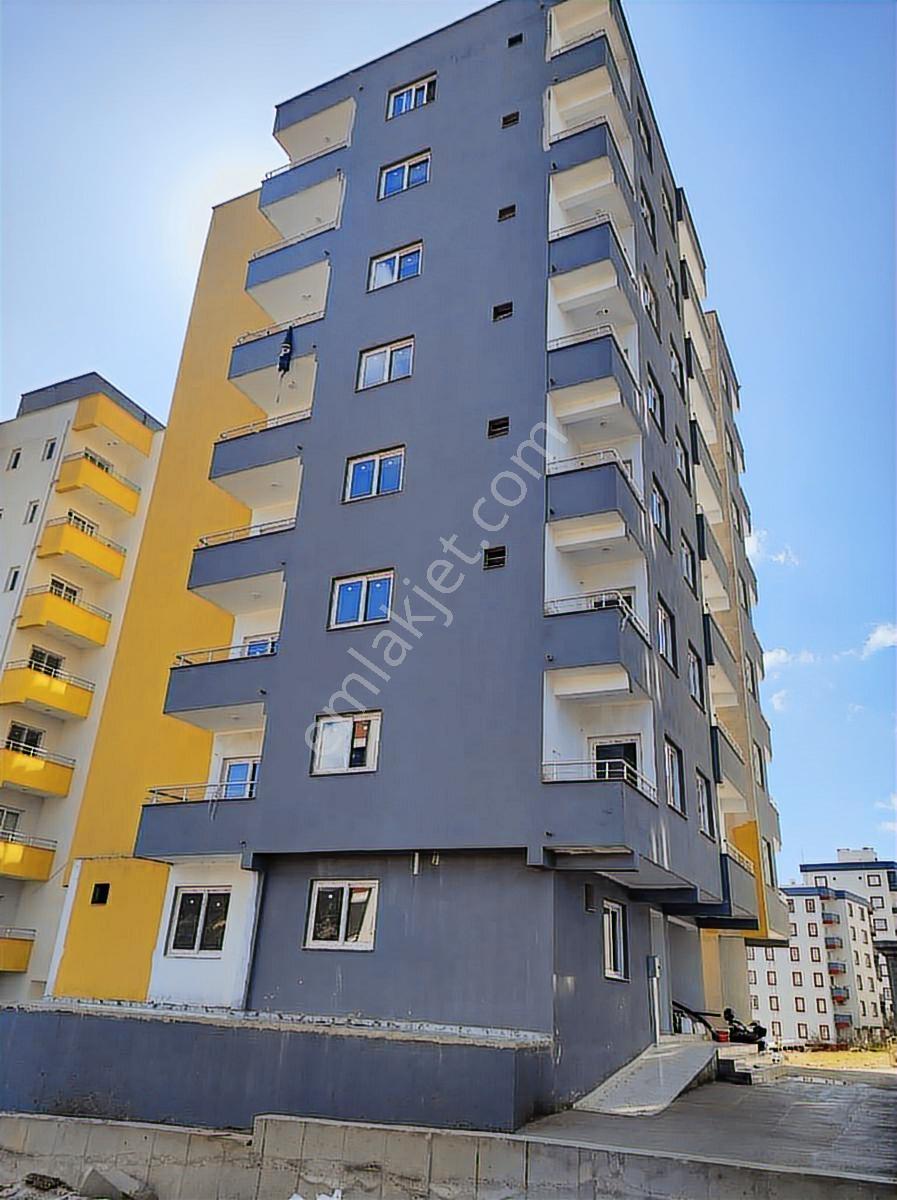 Kozan Gayrimenkulden Üniversite Kavşağında Acilll Sıfır 1+1