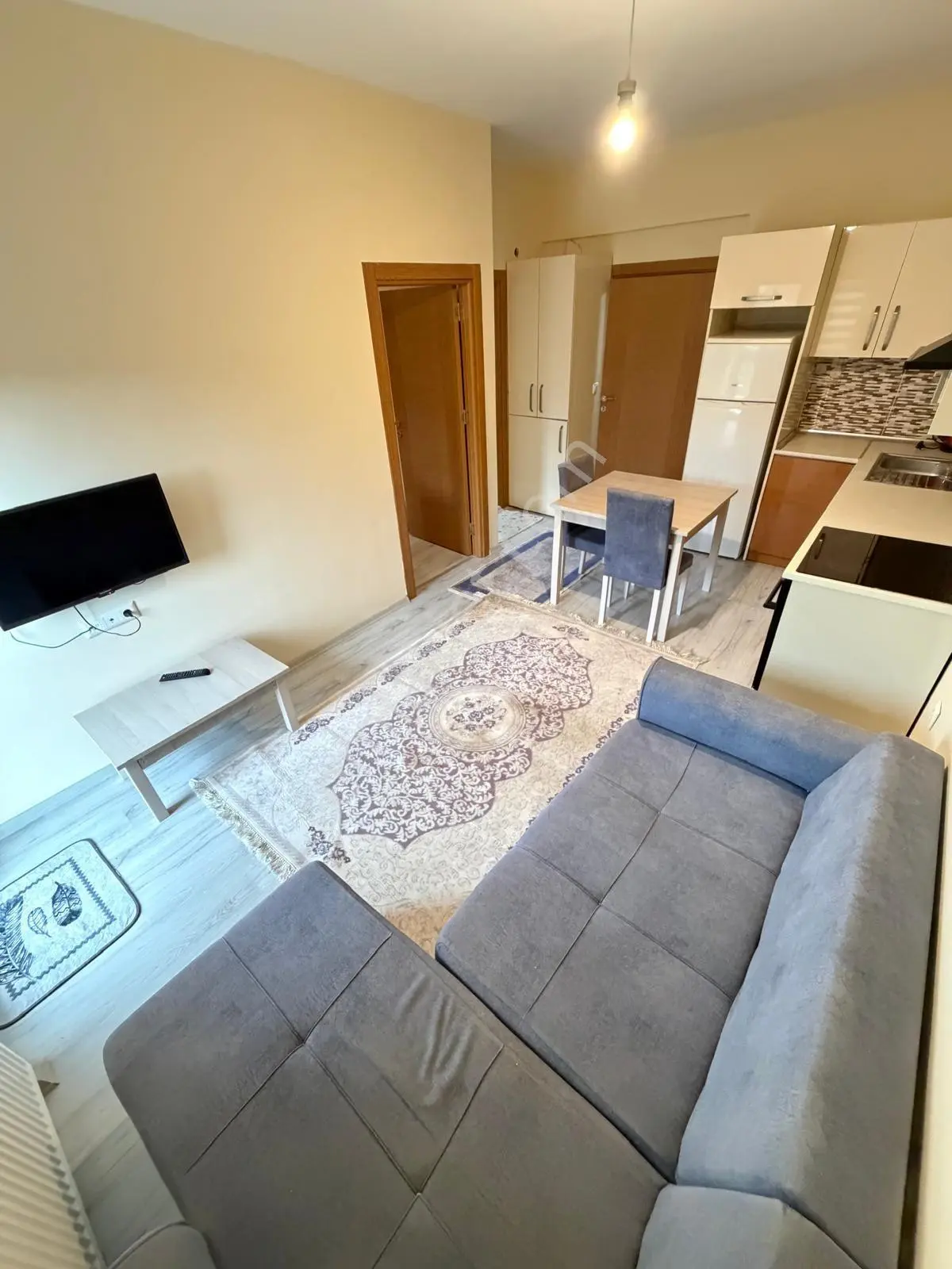 Eminevime Uygun-Kat Mülkiyetli-Balkonlu-Boyalı-Temiz-1+1 Eşyalı