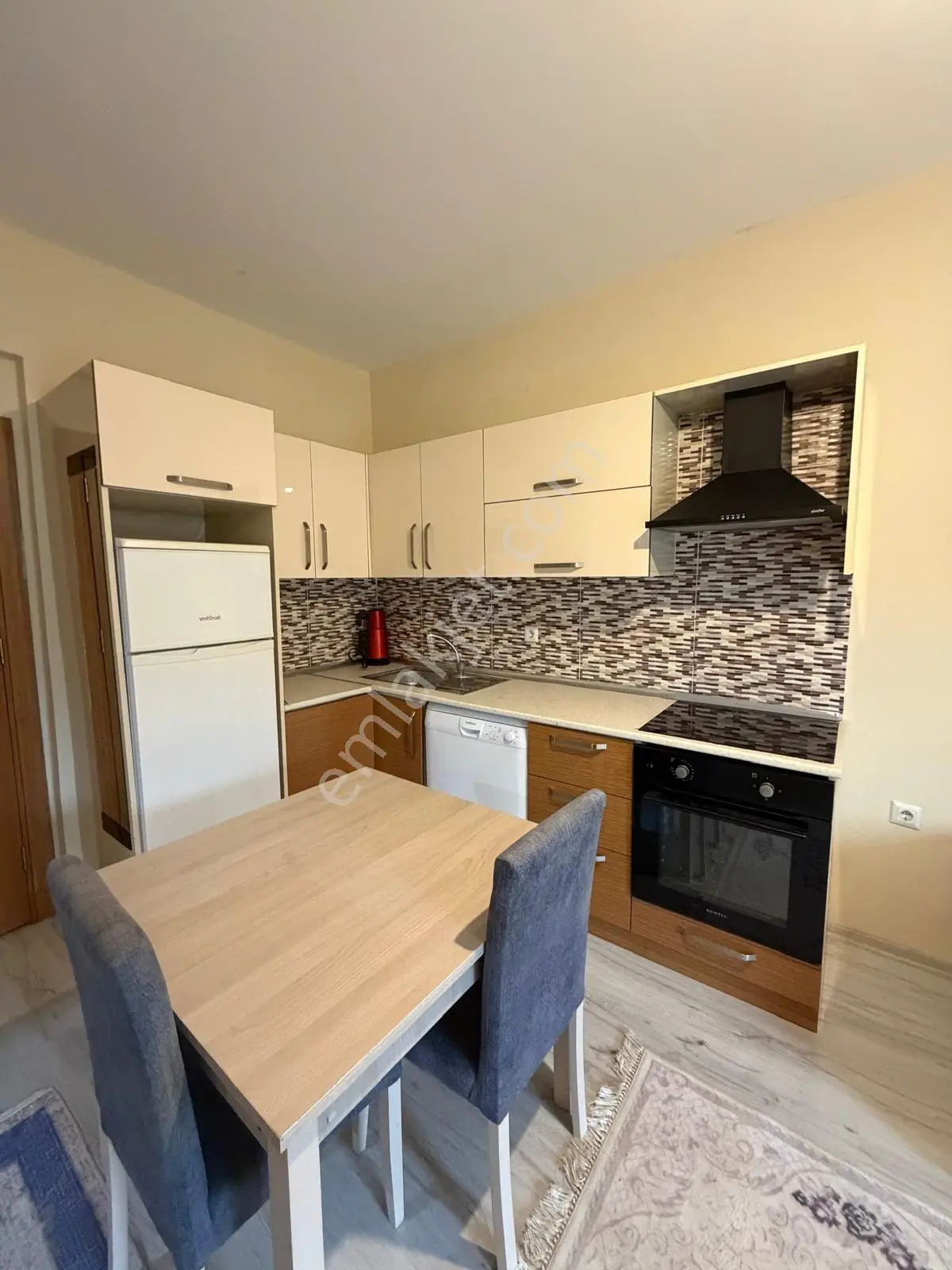 Eminevime Uygun-kat Mülkiyetli-balkonlu-boyalı-temiz-1+1 Eşyalı — fotoğraf 4